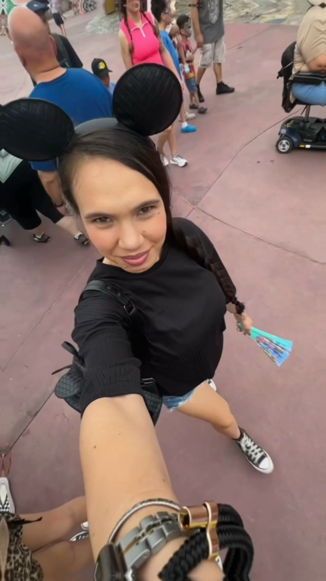 Here is the perfect park outfit that got me through a full day at Magic Kingdom: Levi’s shorts, black tee, and white Converse — comfy, classic, and perfect for Disney. Shop the look in my link in bio on LTK.
#MagicKingdomOutfit #DisneyOOTD #ComfyParkOutfit

#LTKgrwm #LTKBeauty #LTKTravel