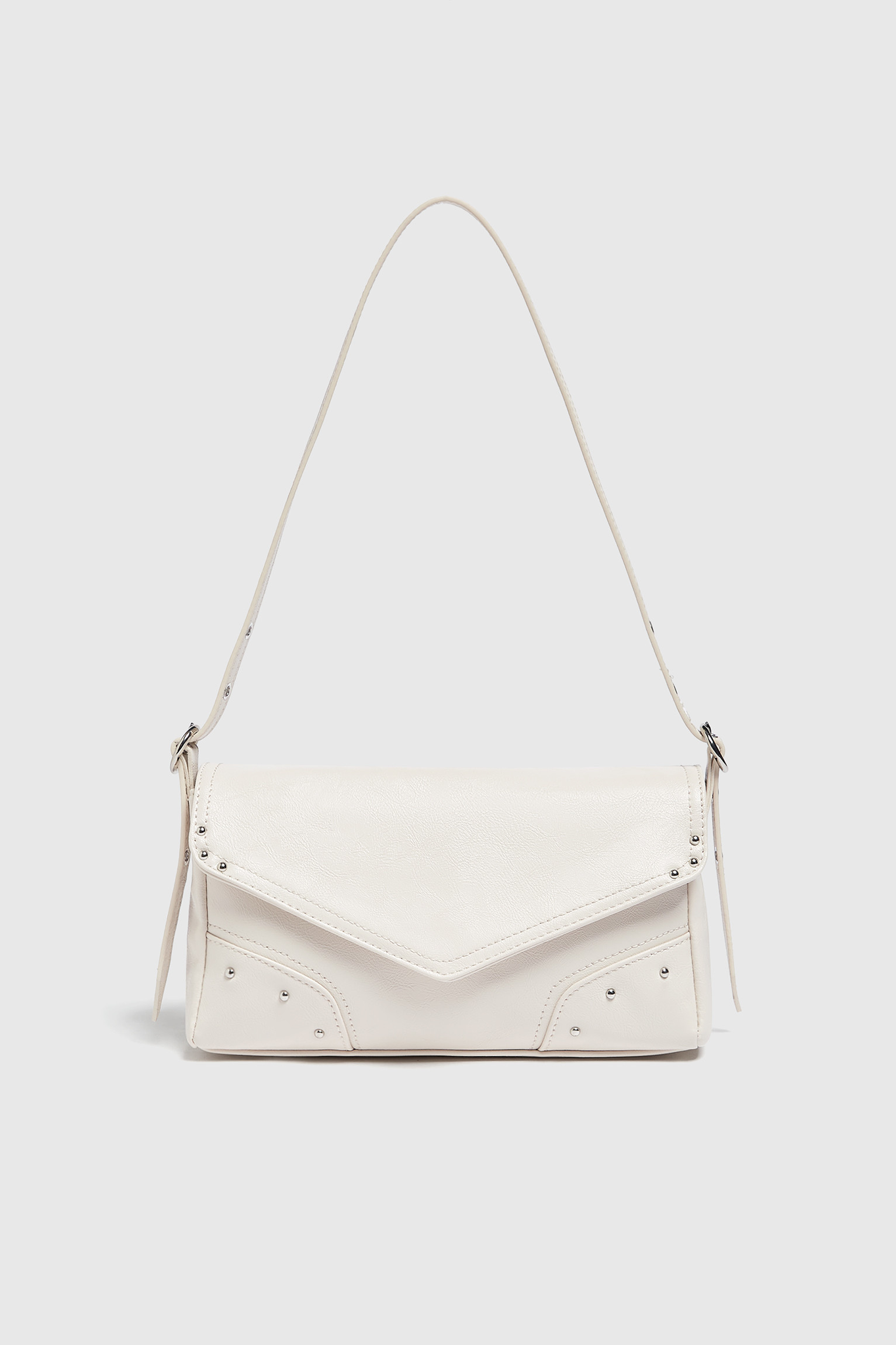 Schultertasche mit Nieten | PULL and BEAR DE