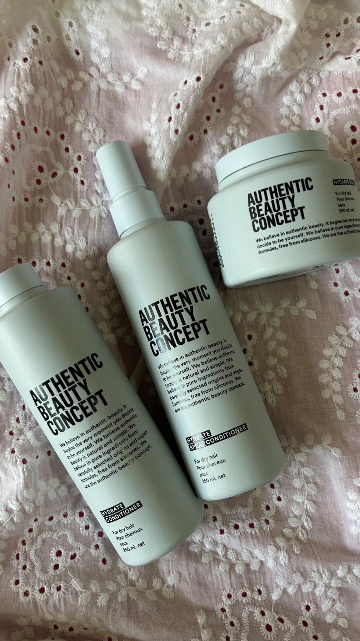 Linha Hydrate na Authentic Beauty Concept, e o cheirinho mais delicioso que eu já senti em produtos para o cabelo 🥭
O condicionador da linha é simplesmente perfeito. Os cabelos ficam soltinhos e saudáveis. 
Tem na AmoBeleza!