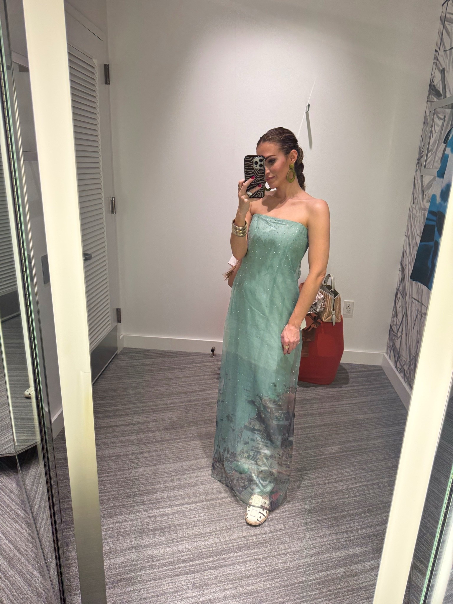 Beach wedding guest- ignore the shoes! 🙈