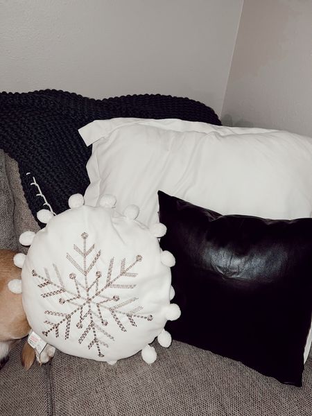 Pt 2 of the couch accessories 🎄🛋️

#LTKSeasonal #LTKHoliday #LTKhome