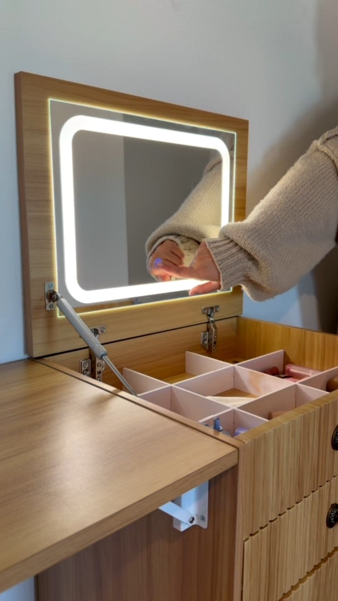 Space saving vanity set ❤️



Vanity table | vanity mirror | small furniture | make up storage | light up mirror | home decor | Amazon home finds 

#LTKselfcare #LTKgrwm #LTKHome