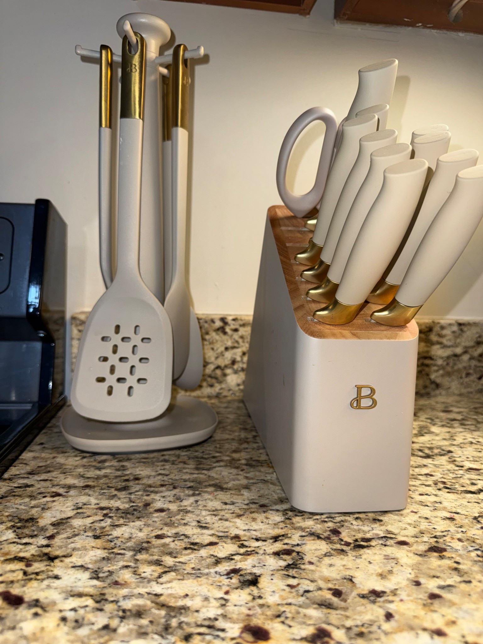 Obviously I got the whole set becuase why not, my initial is on it 😂 BUT the quality is A1, comes in multiple colors, and so aesthetically pleasing ✨ 

#LTKHome #LTKdayinmylife #LTKCyberWeek