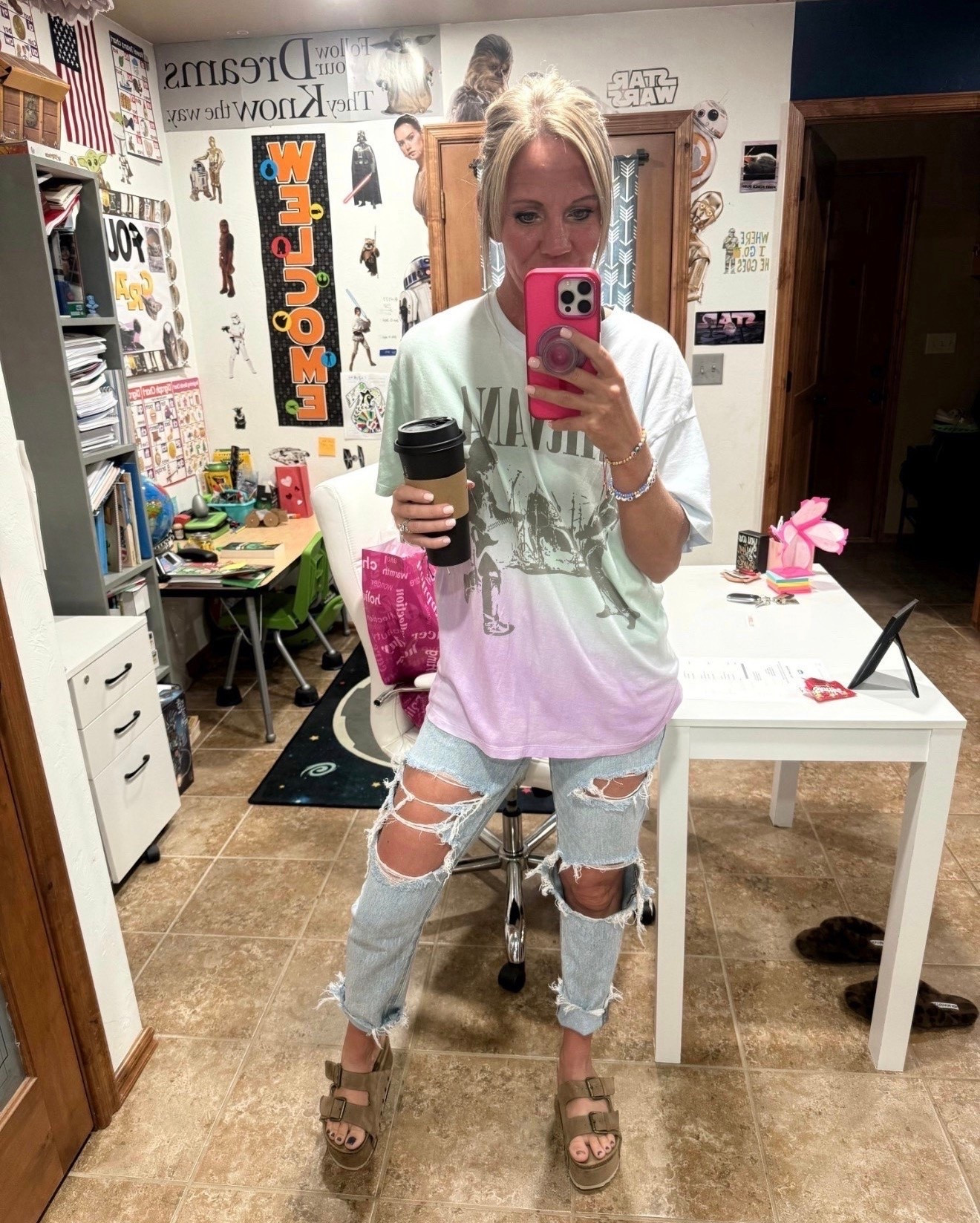 Chai tea latte first… everything else after ☕️🙌🏼
This oversized tee + ripped jeans combo is on repeat lately.

Easy, comfy, and still pulled together.

Exactly how I like it 🤍

#coffeeoutfit #momstyle #casualwear #ltkstyle #everydaylooks #simpleoutfits

#LTKootd #LTKOver40 #LTKmomlife