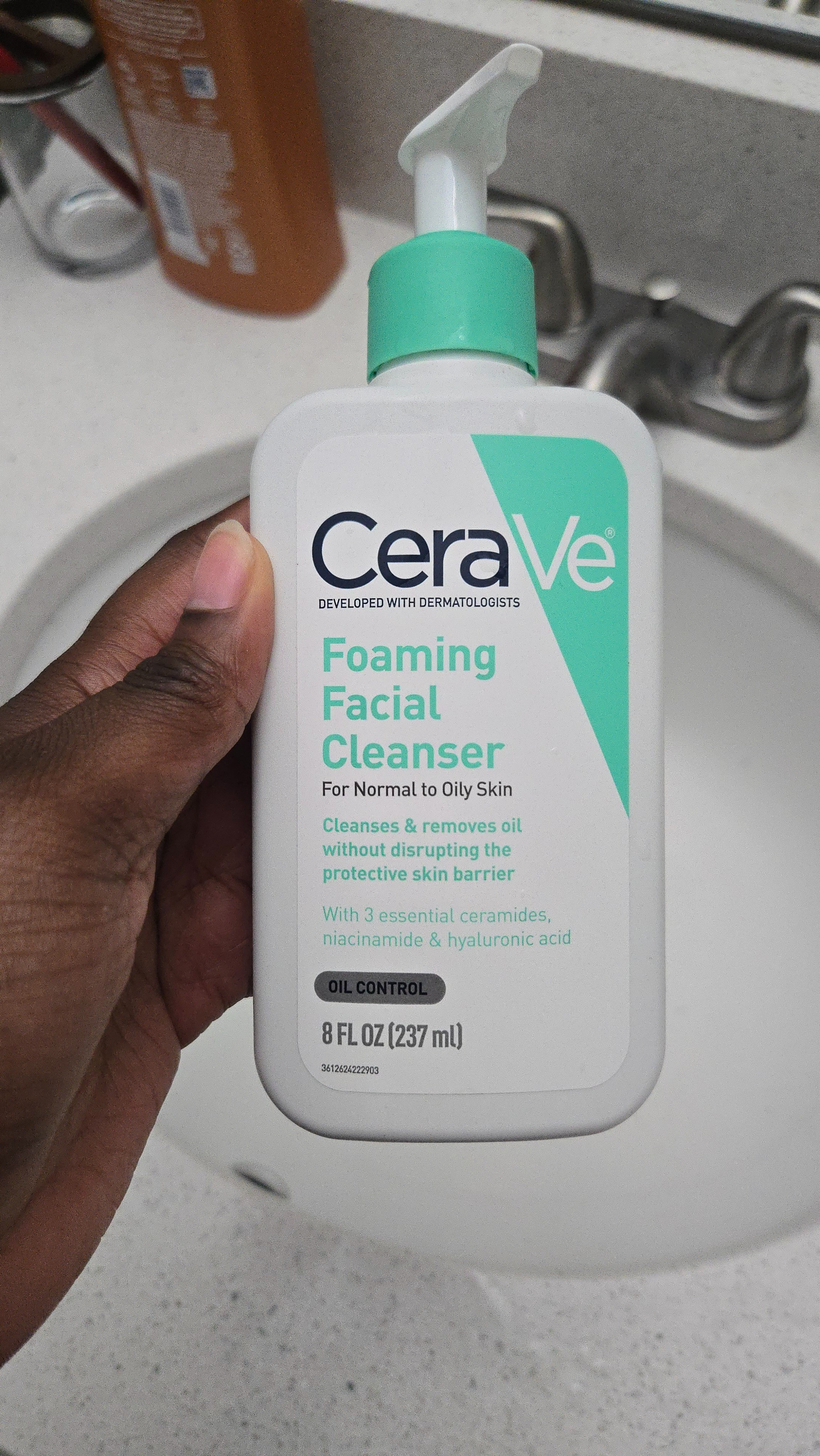 Just picked up the CeraVe Foaming Facial Cleanser and I love the lather it has.

#LTKFindsUnder50 #LTKBeauty