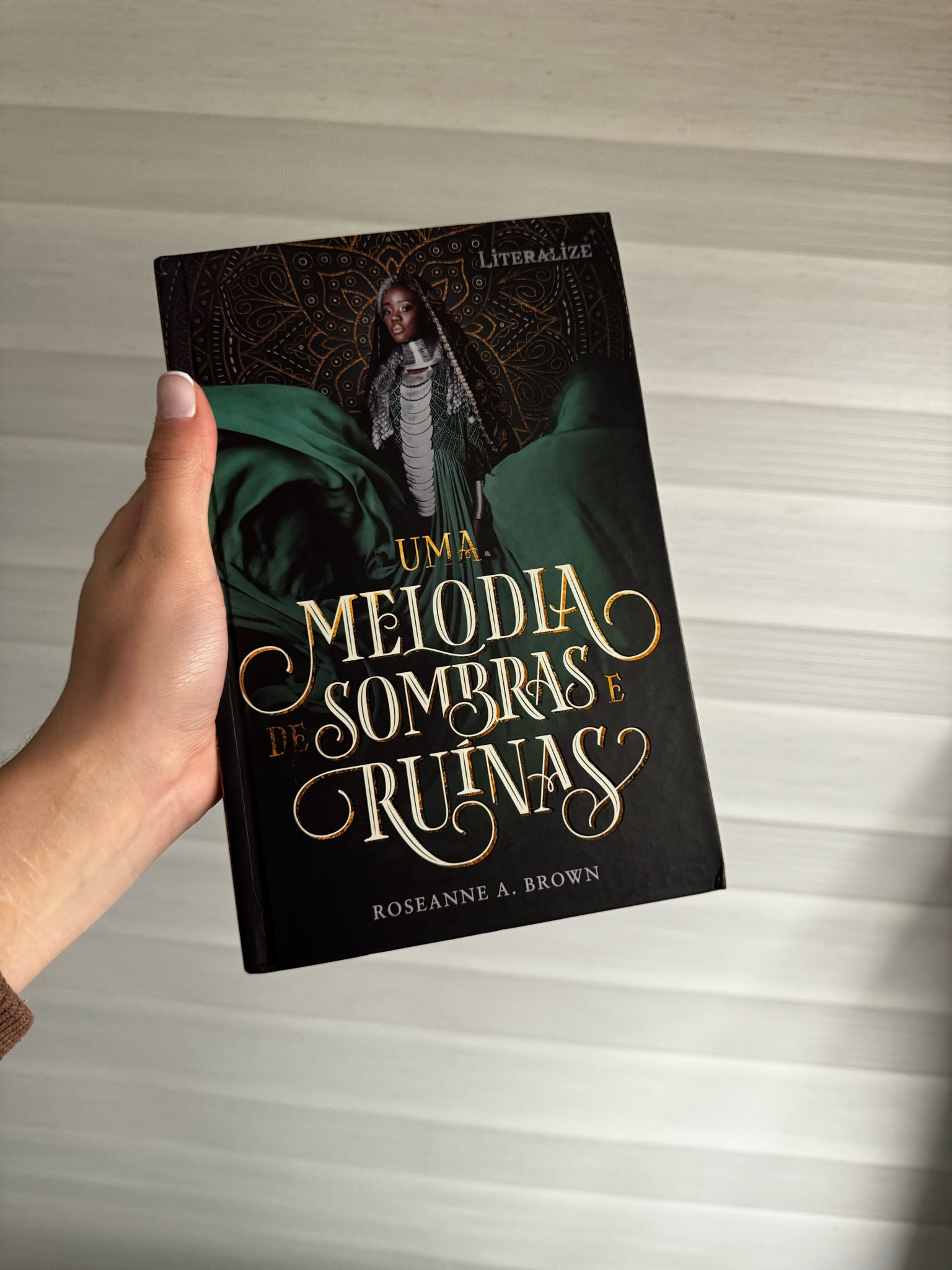 Uma melodia de sombras e ruínas - Foseanne A. Brown - 528 páginas 

Avaliação: ainda não tive tempo de ler, mas estou animada!  

SINOPSE 
“Para Malik, o festival de Solstasia é a oportunidade perfeita para escapar das marcas que a guerra deixou em sua terra natal e buscar um recomeço na próspera cidade de Ziran. O que ele não esperava é que um espírito maligno sequestrasse uma de suas irmãs na entrada da cidade e o forçasse a fazer um acordo fatal: para recuperar a irmã, Malik precisa matar Karina, a princesa herdeira de Ziran.
⠀
O problema é que Karina também tem ambições fatais. Sua mãe, a Sultana, foi assassinada; a corte está saindo de controle e o tempo até o festival de Solstasia se aperta como uma corda em seu pescoço. Tomada pelo luto, a princesa decide ressuscitar a mãe através de um ritual arcaico cujo ingrediente principal é o coração de um rei. Por sorte, ela sabe exatamente como conseguir um: casando-se com o vencedor do lendário torneio do Solstasia.
⠀
Quando Malik trapaceia e consegue entrar no torneio com a intenção de aproximar-se de Karina, os dois jovens entram em uma corrida contra o tempo e uma rota de destruição mútua. Com a conexão entre eles cada vez mais intensa, e forças malignas começando a despertar, qual dos dois conseguirá vencer a morte?”

#LTKgiftguide #LTKover50style #LTKstyletip