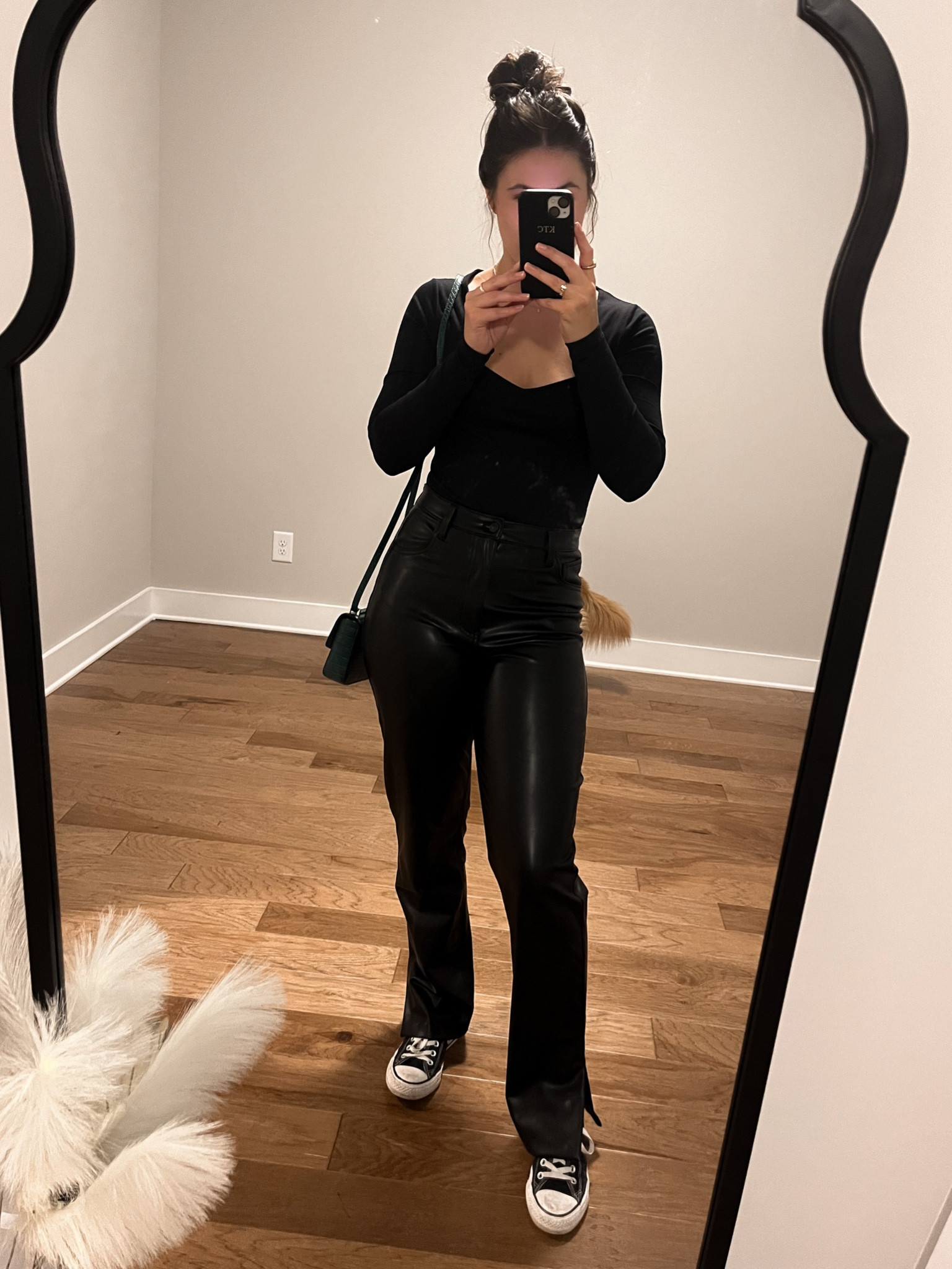 Finally got to wear these leather pants and they are SO COMFY! 

#LTKunder100 #LTKstyletip #LTKSeasonal