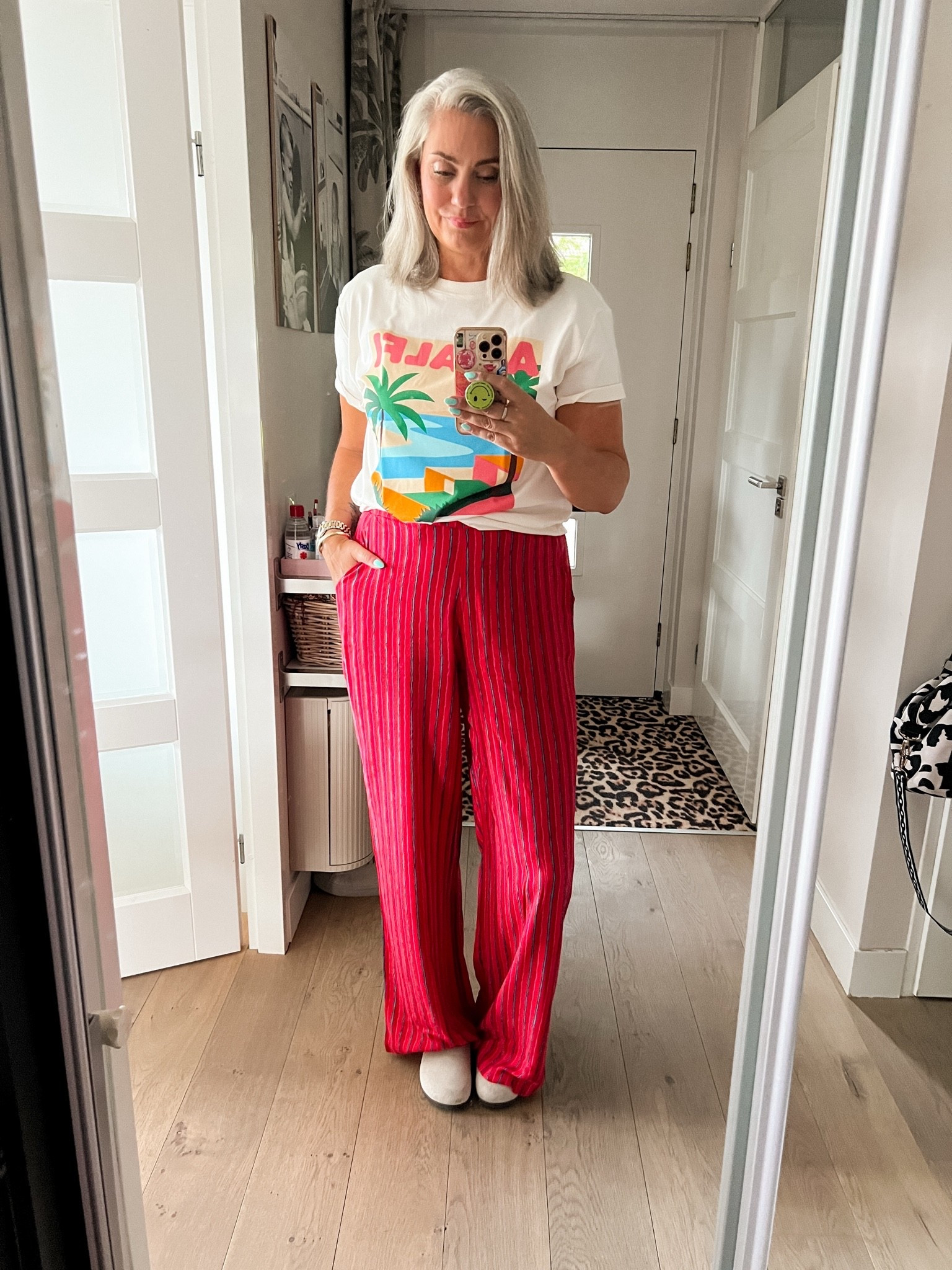OOTD - Vrijdag. Een Amalfi print t-shirt (M) op een rode met roze en groen gestreepte zomerbroek (40). Later voegde ik nog een groene kralenketting toe. Beige Birkenstock Boston muiltjes.

#LTKnederlands #LTKeurope #LTKsummer