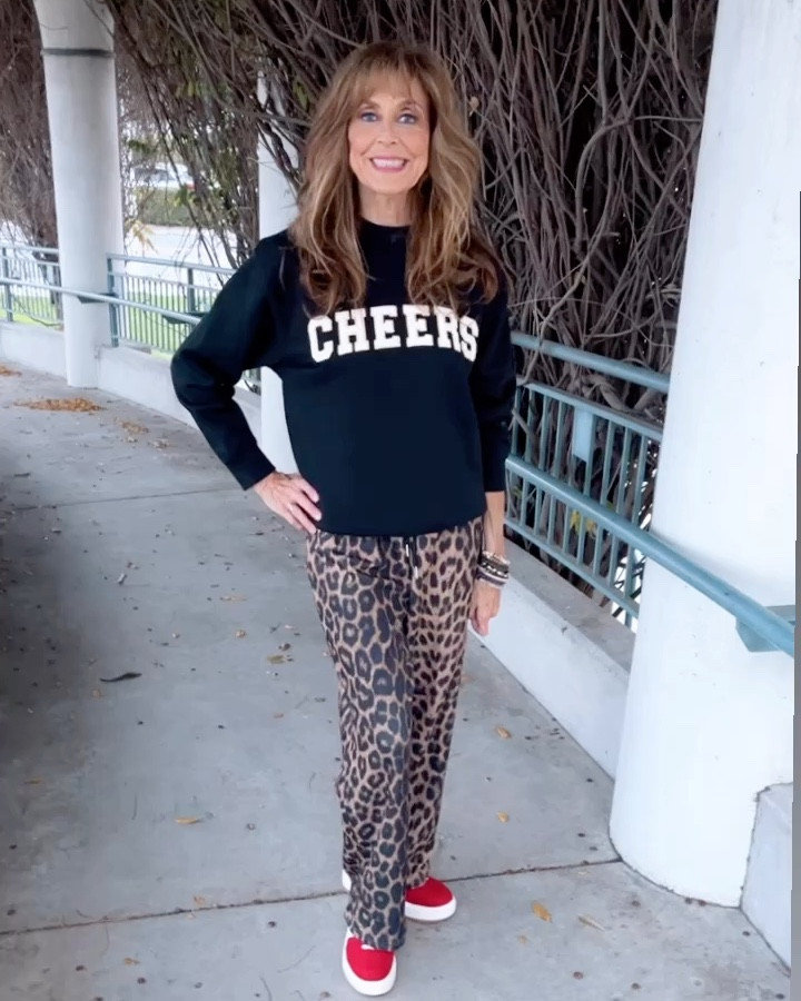 Fun addition to a holiday wardrobe! 
Size Small

#Sweatshirt #Holiday #Cheers #Target #Activewear

#LTKFindsUnder50 #LTKGiftGuide #LTKHoliday