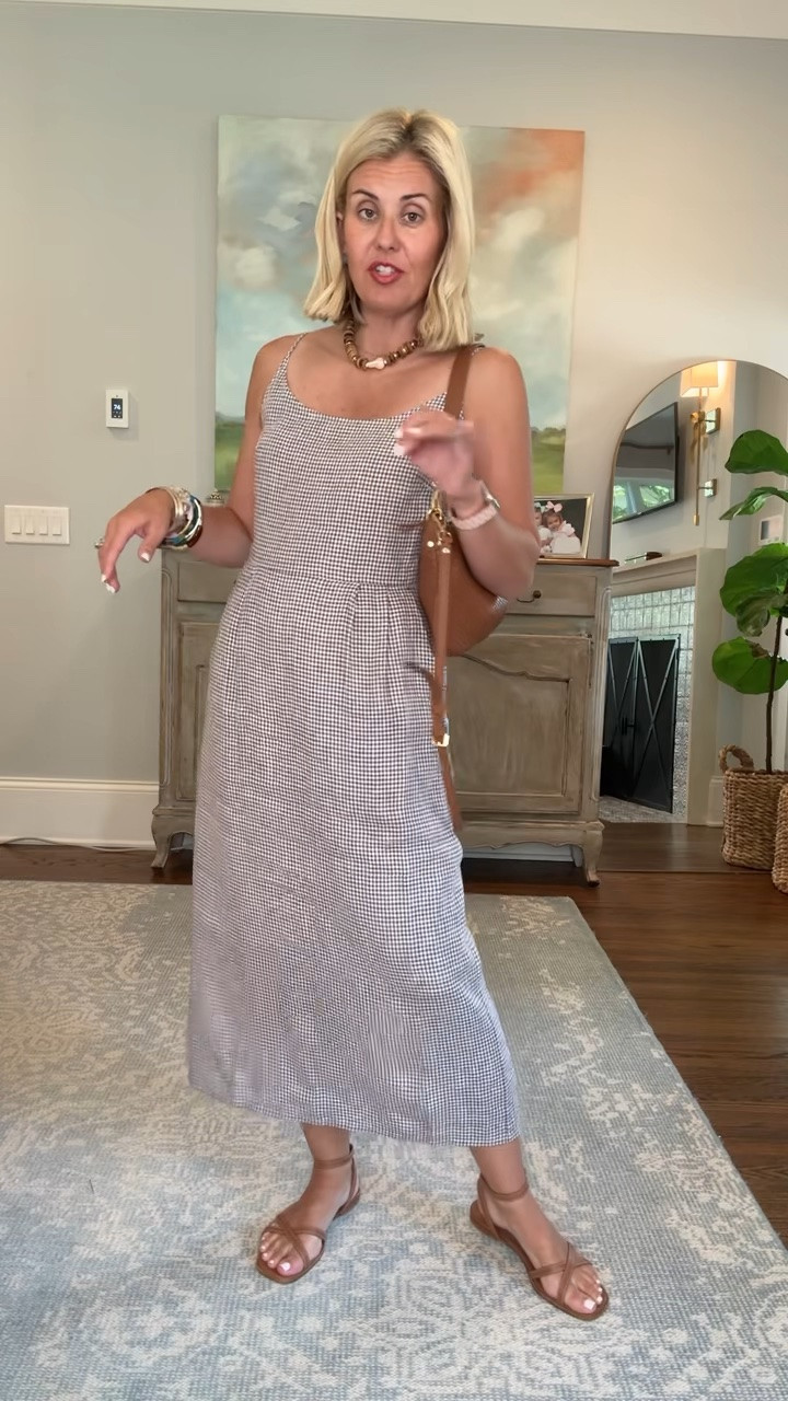 It’s August so who has time to add “what to wear to your mental load? Yall, @quince gives us the best quality at affordable prices combined with class style. That’s a win if you ask me!

Sizing: 
Blue floral dress- size xs
Green washable silk dress- size XS
Brown and white midi dress- size small

#quincepartner