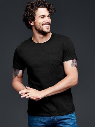 Gap Men Essential Pocket T Shirt Size XS - true black | Gap US