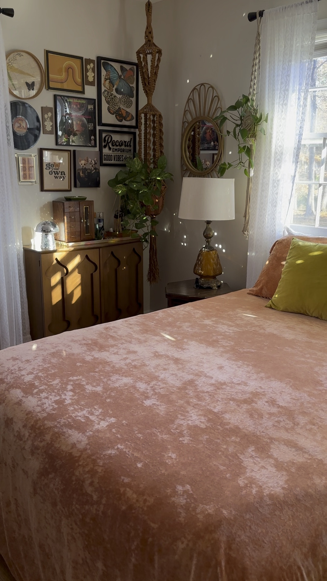 boho bedding + gallery wall 🧡

#LTKU #LTKVideo #LTKHome