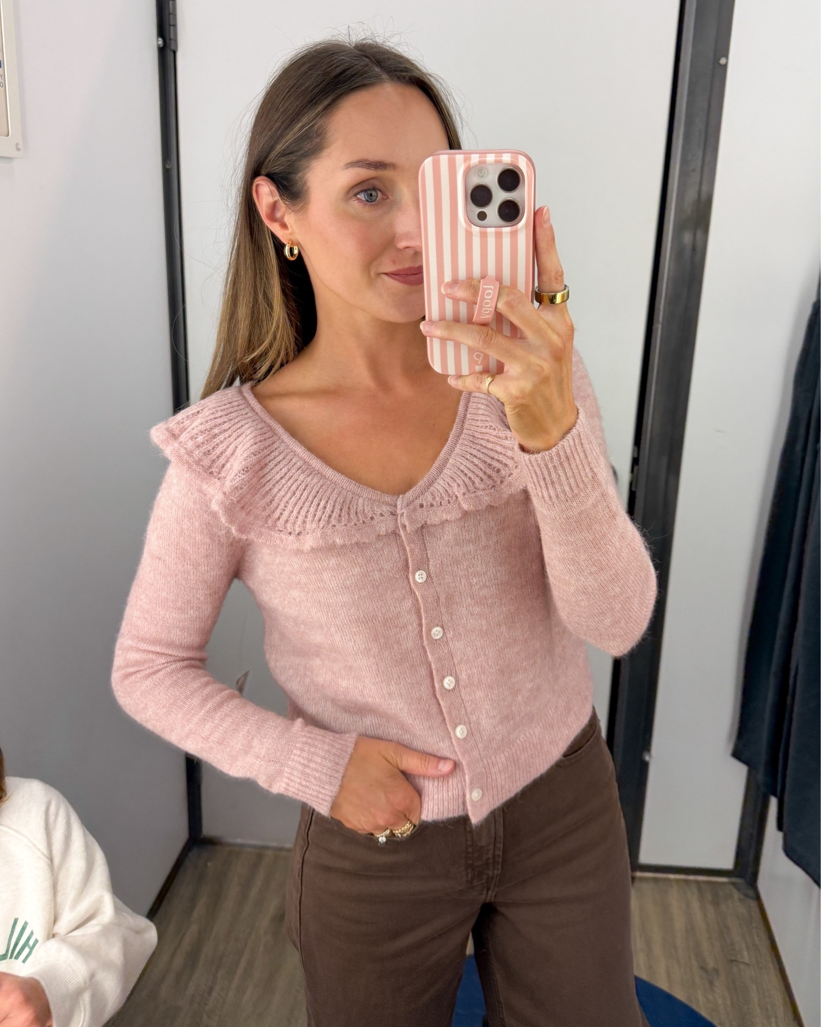 Runs small. Wearing size small. It has wool but I didn’t find it itchy.