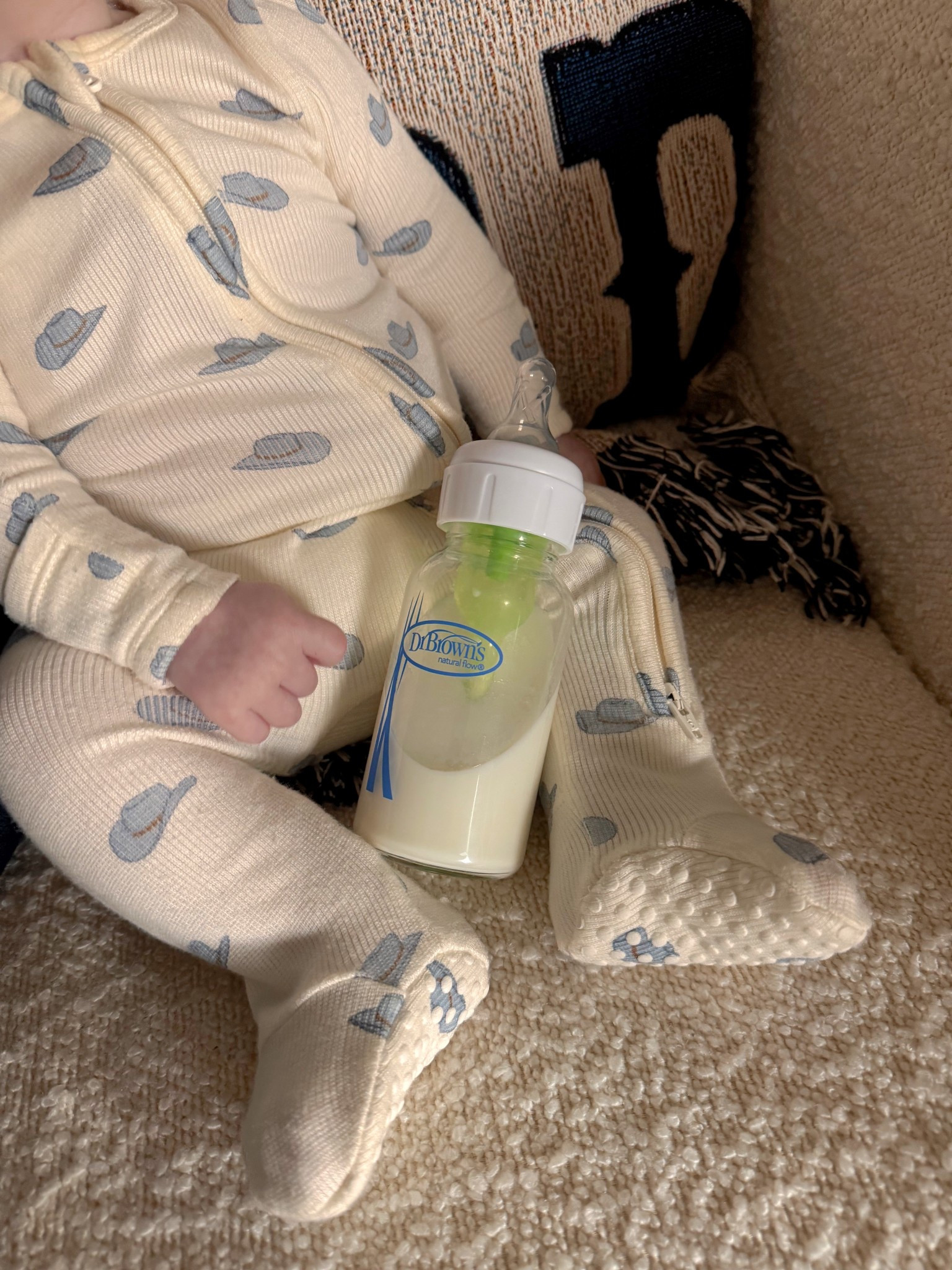 #ad night time routine with my 3 month old! 🌙✨ these @drbrowns bottles have really come in clutch - the anti-colic vent system helps reduce gas and spit-up. happy baby = happy mama! available at @target 

@babybrezza @kendamil.usa #BabyBrezza #TargetPartner #MyDrBrownsBaby #HappyFeeding #EveryFeedYourWay #ComboFeeding #KendamilPartner

#LTKdayinmylife #LTKBaby #LTKmomlife
