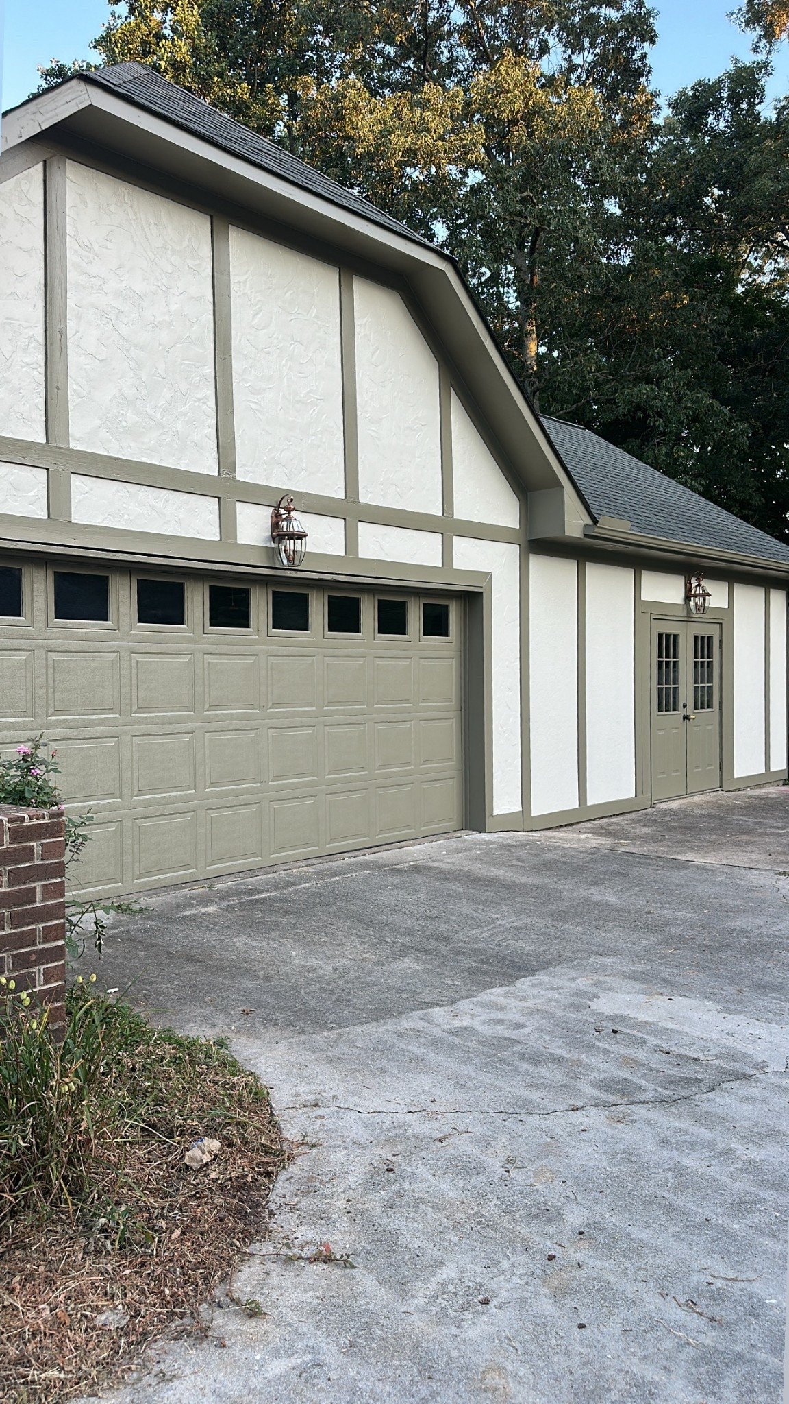 The outdoor sconces are my favorite! We have the same one on our screened in porch too!

#LTKHome #LTKStyleTip