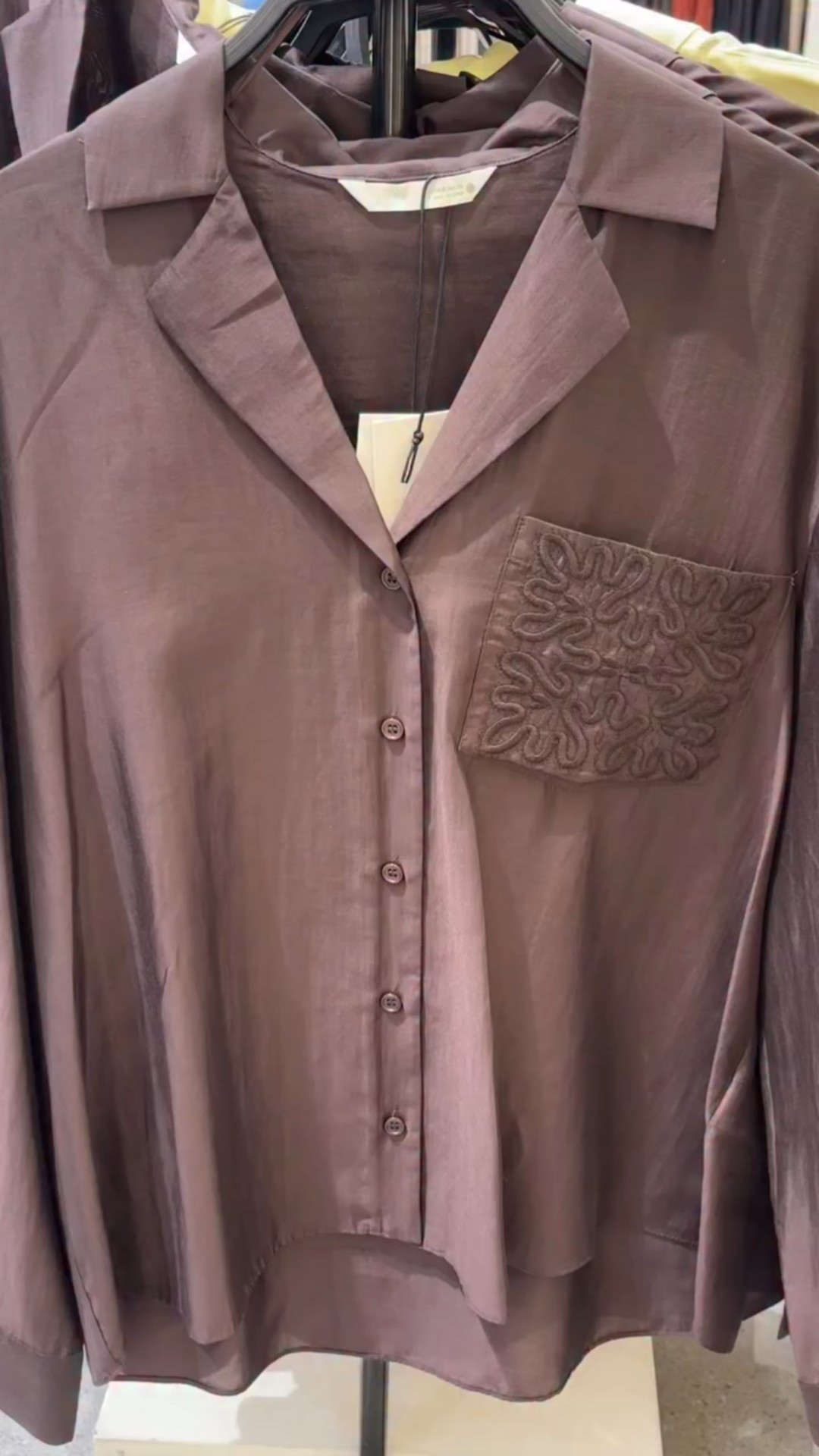 @zara new in 🙋🏽‍♀️✨ the Loewe dupe shirt has arrived in brown! 😍 Which things have you got your eye on? 

Comment LINKS and I’ll send the shoppable links to your DM 🥰

#zara #zarawoman #newinfashion #virtualstylist #highstreetfashion #fashionblogger #summerfashion #summertrends

#LTKuk #LTKsummer #LTKeurope