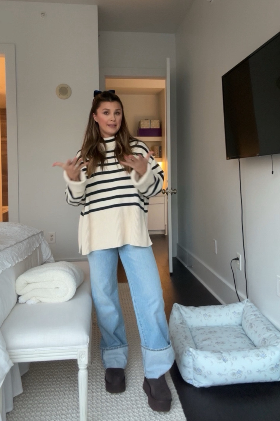 The sweater y’all have been blowing up my DMs about!!! Such a cozy little vibe☁️🫶🏼

Jeans 25 (snug at first, then loosen up as worn) 
Sweater XS 
UGGs TTS 