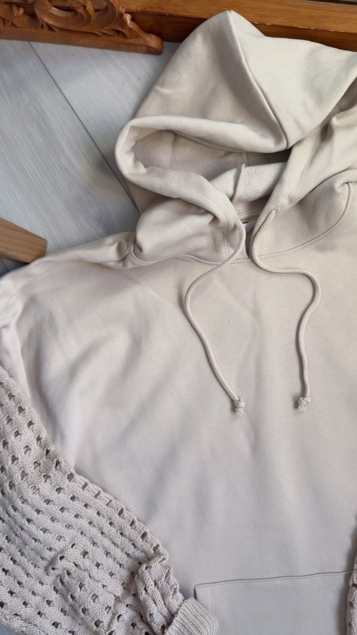 I grabbed this hoodie last year and it’s a fav this time of year!!! I sized up 2 sizes to a large for a roomy fit!