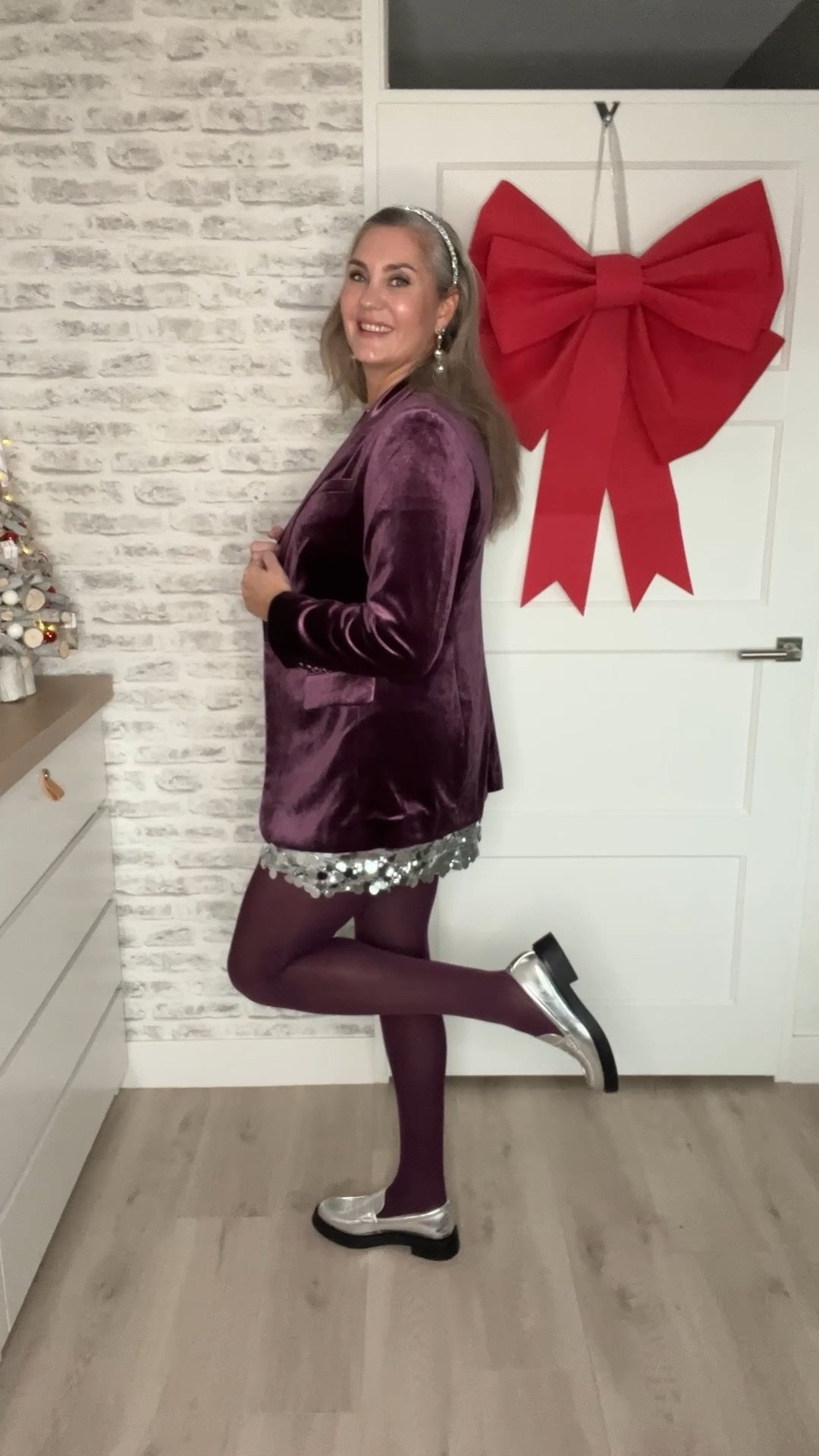 7 days of non-black Christmas looks. Purple velvet blazer (We Fashion), silver sequin skirt, best basic white t-shirt, purple tights (Snag), silver loafers, sequin headband. Silver heart earrings (Zeeman).



#LTKpartywear #LTKeurope #LTKnederlands