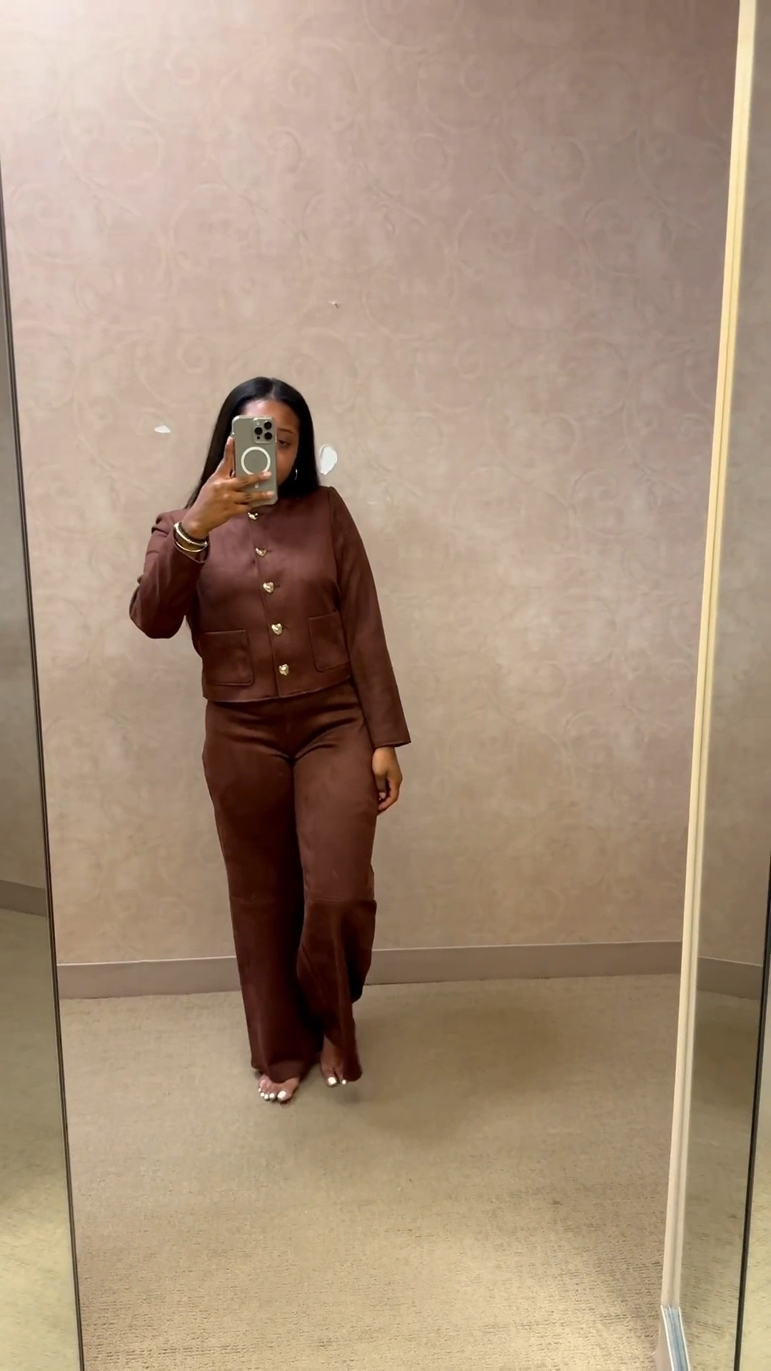 
Obsessed is an understatement 🤎 this suede moment is everything.
Sz
Top medium 
Bottoms large 

#LTKFindsUnder100 #LTKWorkwear #LTKSeasonal
