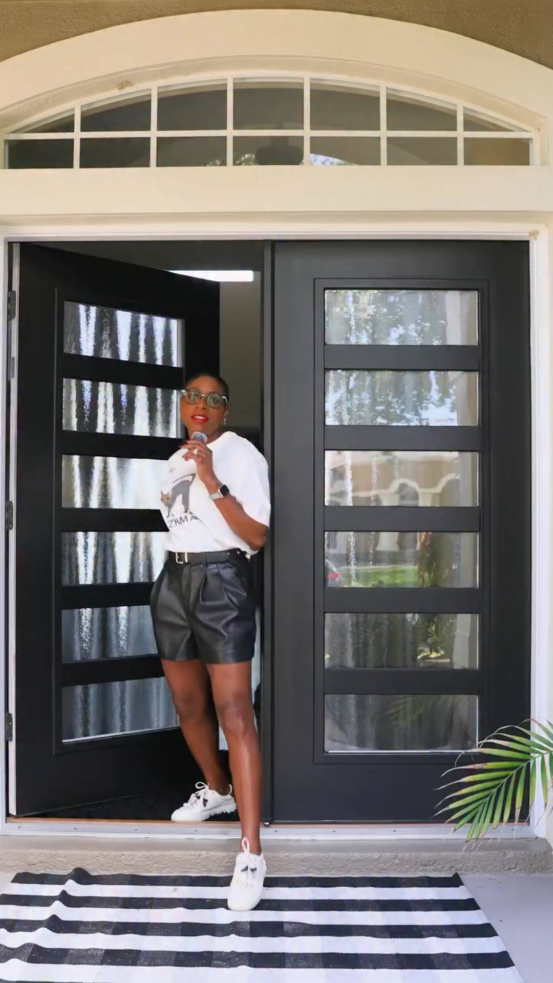 How to style black leather shorts day to night outfit!🖤 Send this video to a friend that never knows what to wear on a ladies night out!

#fashionblogger #fashion #momlifestyle