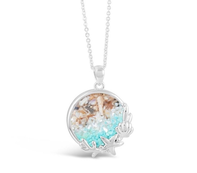 𝙲𝚊𝚕𝚕𝚒𝚗𝚐 𝚊𝚕𝚕 𝚋𝚎𝚊𝚌𝚑 𝚕𝚘𝚟𝚎𝚛𝚜! 𝚃𝚑𝚒𝚜 𝚜𝚝𝚎𝚛𝚕𝚒𝚗𝚐 𝚜𝚒𝚕𝚟𝚎𝚛 𝚂𝚎𝚊𝚜𝚒𝚍𝚎 𝙽𝚎𝚌𝚔𝚕𝚊𝚌𝚎 𝚒𝚜 𝚝𝚑𝚎 𝚙𝚎𝚛𝚏𝚎𝚌𝚝 𝚠𝚊𝚢 𝚝𝚘 𝚋𝚛𝚒𝚗𝚐 𝚊 𝚝𝚘𝚞𝚌𝚑 𝚘𝚏 𝚝𝚑𝚎 𝚘𝚌𝚎𝚊𝚗 𝚋𝚛𝚎𝚎𝚣𝚎 𝚝𝚘 𝚢𝚘𝚞𝚛 𝚎𝚟𝚎𝚛𝚢𝚍𝚊𝚢 𝚜𝚝𝚢𝚕𝚎. 𝚃𝚑𝚎 𝚕𝚊𝚛𝚐𝚎 𝚙𝚎𝚗𝚍𝚊𝚗𝚝 𝚏𝚎𝚊𝚝𝚞𝚛𝚎𝚜 𝚊 𝚋𝚎𝚊𝚞𝚝𝚒𝚏𝚞𝚕 𝚜𝚎𝚊𝚜𝚌𝚊𝚙𝚎 𝚍𝚎𝚜𝚒𝚐𝚗, 𝚠𝚒𝚝𝚑 𝚒𝚗𝚝𝚛𝚒𝚌𝚊𝚝𝚎 𝚍𝚎𝚝𝚊𝚒𝚕𝚜 𝚘𝚏 𝚊 𝚜𝚝𝚊𝚛𝚏𝚒𝚜𝚑, 𝚌𝚘𝚛𝚊𝚕, 𝚊𝚗𝚍 𝚜𝚎𝚊𝚜𝚑𝚎𝚕𝚕𝚜. 𝚆𝚑𝚎𝚝𝚑𝚎𝚛 𝚒𝚝 𝚎𝚟𝚘𝚔𝚎𝚜 𝚖𝚎𝚖𝚘𝚛𝚒𝚎𝚜 𝚘𝚏 𝚌𝚊𝚛𝚎𝚏𝚛𝚎𝚎 𝚋𝚎𝚊𝚌𝚑 𝚍𝚊𝚢𝚜 𝚘𝚛 𝚜𝚒𝚖𝚙𝚕𝚢 𝚊𝚍𝚍𝚜 𝚊 𝚝𝚘𝚞𝚌𝚑 𝚘𝚏 𝚌𝚘𝚊𝚜𝚝𝚊𝚕 𝚌𝚑𝚊𝚛𝚖, 𝚝𝚑𝚎 𝚂𝚎𝚊𝚜𝚒𝚍𝚎 𝙽𝚎𝚌𝚔𝚕𝚊𝚌𝚎 𝚒𝚜 𝚜𝚞𝚛𝚎 𝚝𝚘 𝚋𝚎𝚌𝚘𝚖𝚎 𝚊 𝚝𝚛𝚎𝚊𝚜𝚞𝚛𝚎𝚍 𝚙𝚒𝚎𝚌𝚎.

#LTKHoliday #LTKGiftGuide #LTKU