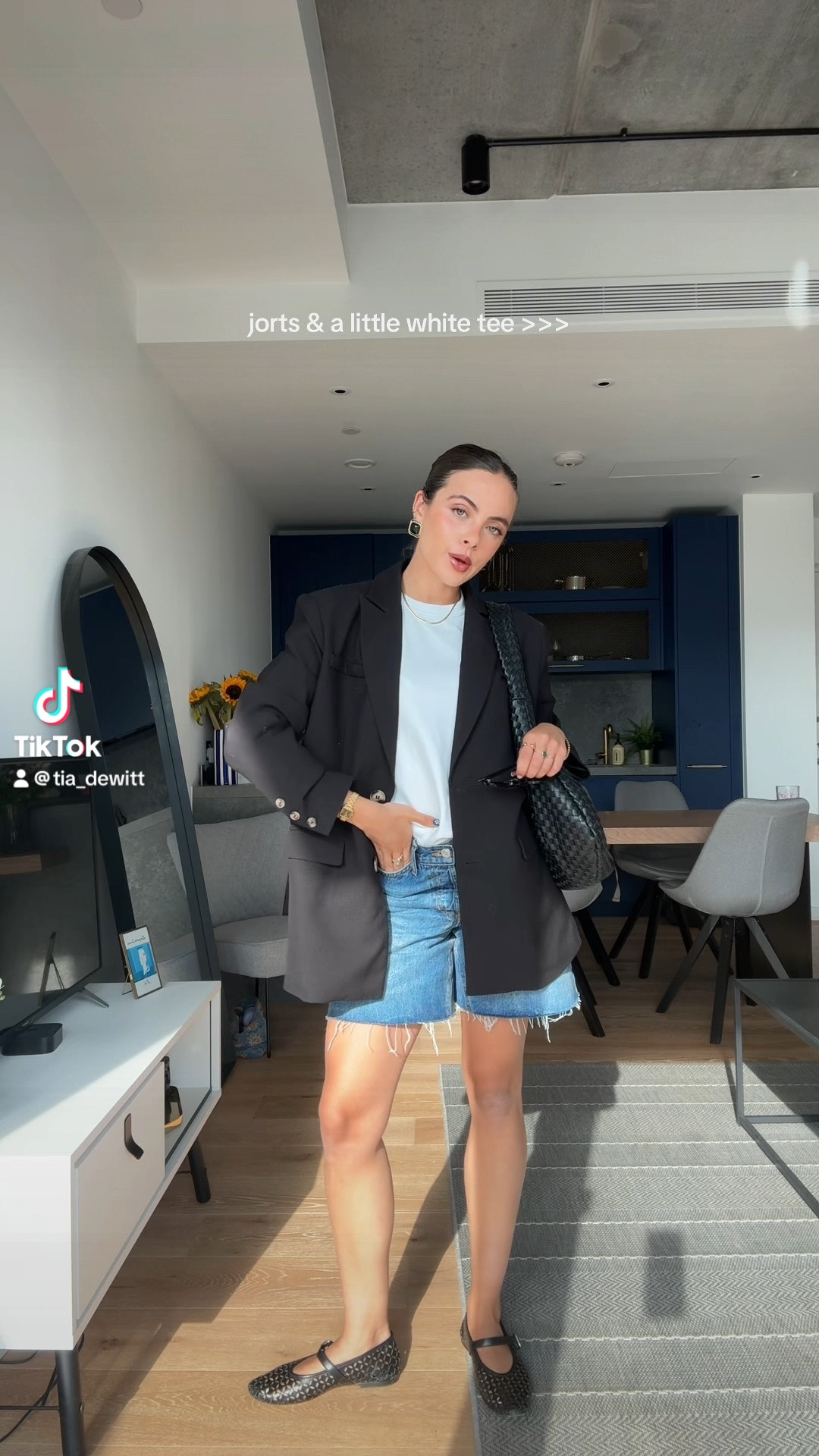 New favourite outfit combo 🖤

Topshop, ASOS, jorts, ballet flats, black blazer, Uniqlo


#LTKeurope #LTKsummer #LTKstyletip