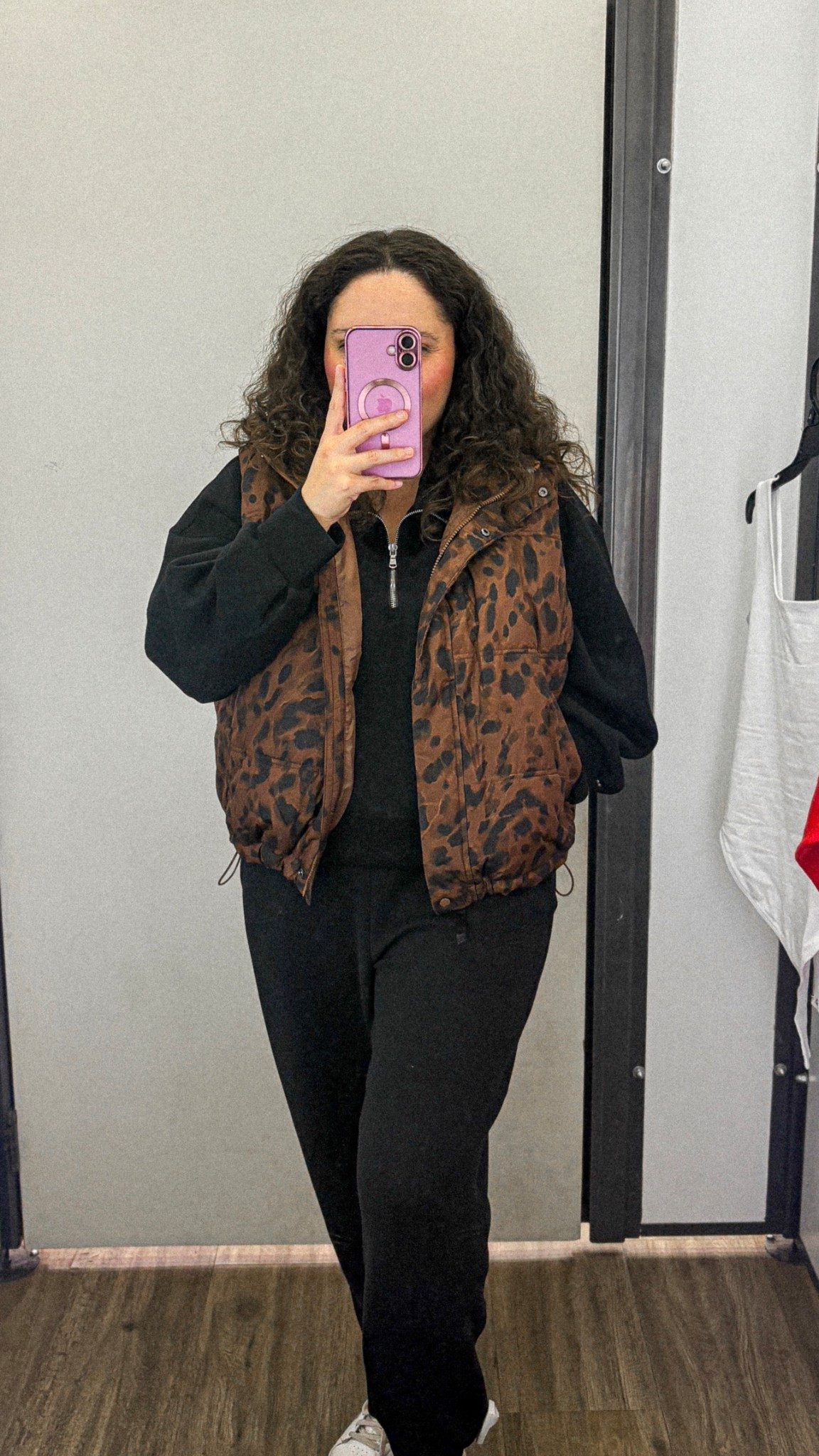 Leopard print is officially a neutral 🐆✨ This Old Navy puffer vest with a black set + sneakers = cozy, casual, and effortlessly cool. Perfect for school drop-off, errands, or weekend coffee runs. #oldnavystyle #falloutfitideas #midsizefashion #puffervest #leopardprint

#LTKMidsize #LTKFindsUnder100 #LTKStyleTip