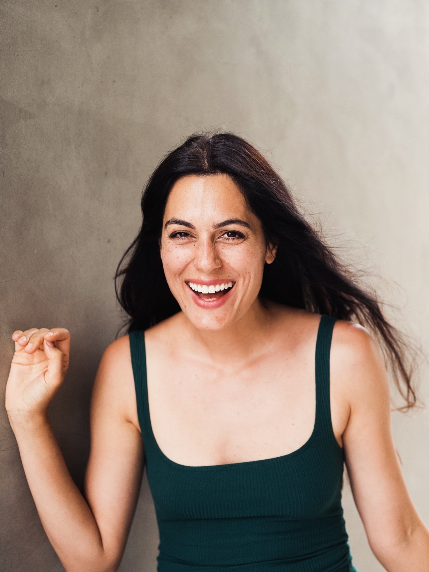 Cracking up for real with my beautiful pal 📷 @anniemalarkey 💚 and baby Kaya who is next to me in her stroller, doing a witch’s cackle that I taught her. I’m not adding any music to my posts as the only songs in my head are ‘wheels on the bus’ and ‘Micky mouse, club house’. Help me! 🙈🙈🙈