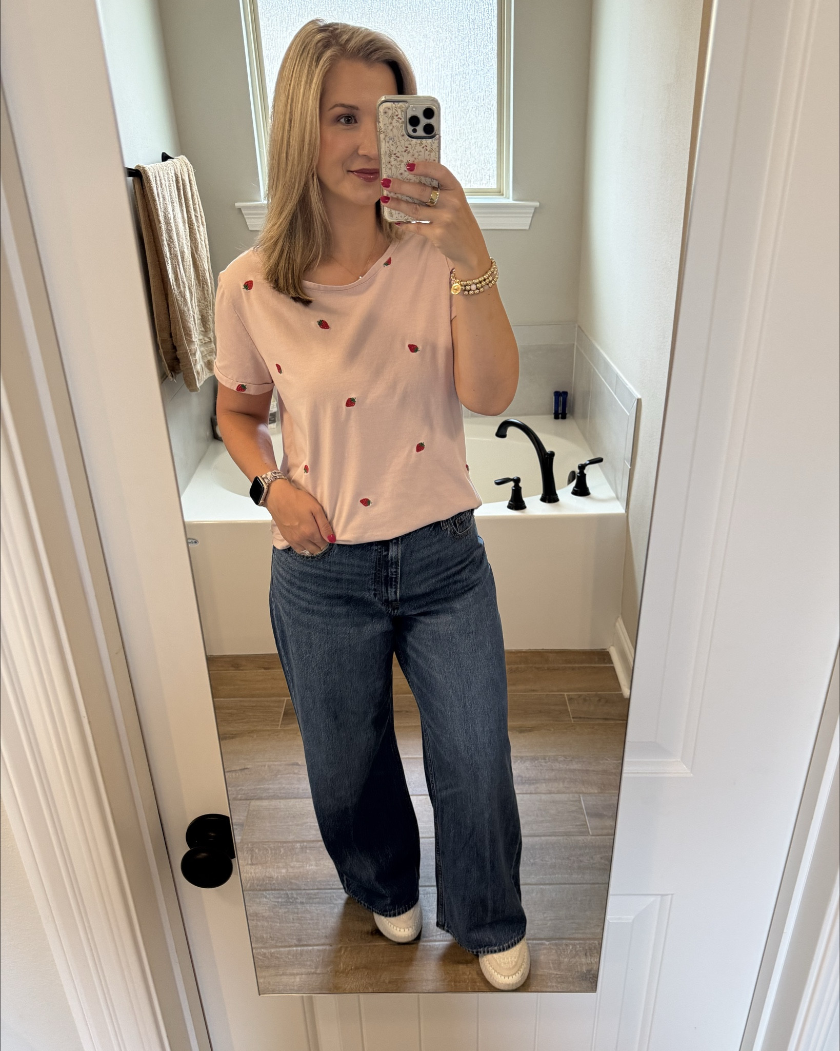 @abercrombie sale happening now during the spring sale! Get 25% off everything by clicking the promo code!🩷🍓

Jeans | jeans shorts | spring savings 

#LTKSaleAlert #LTKSpringSale #LTKgrwm