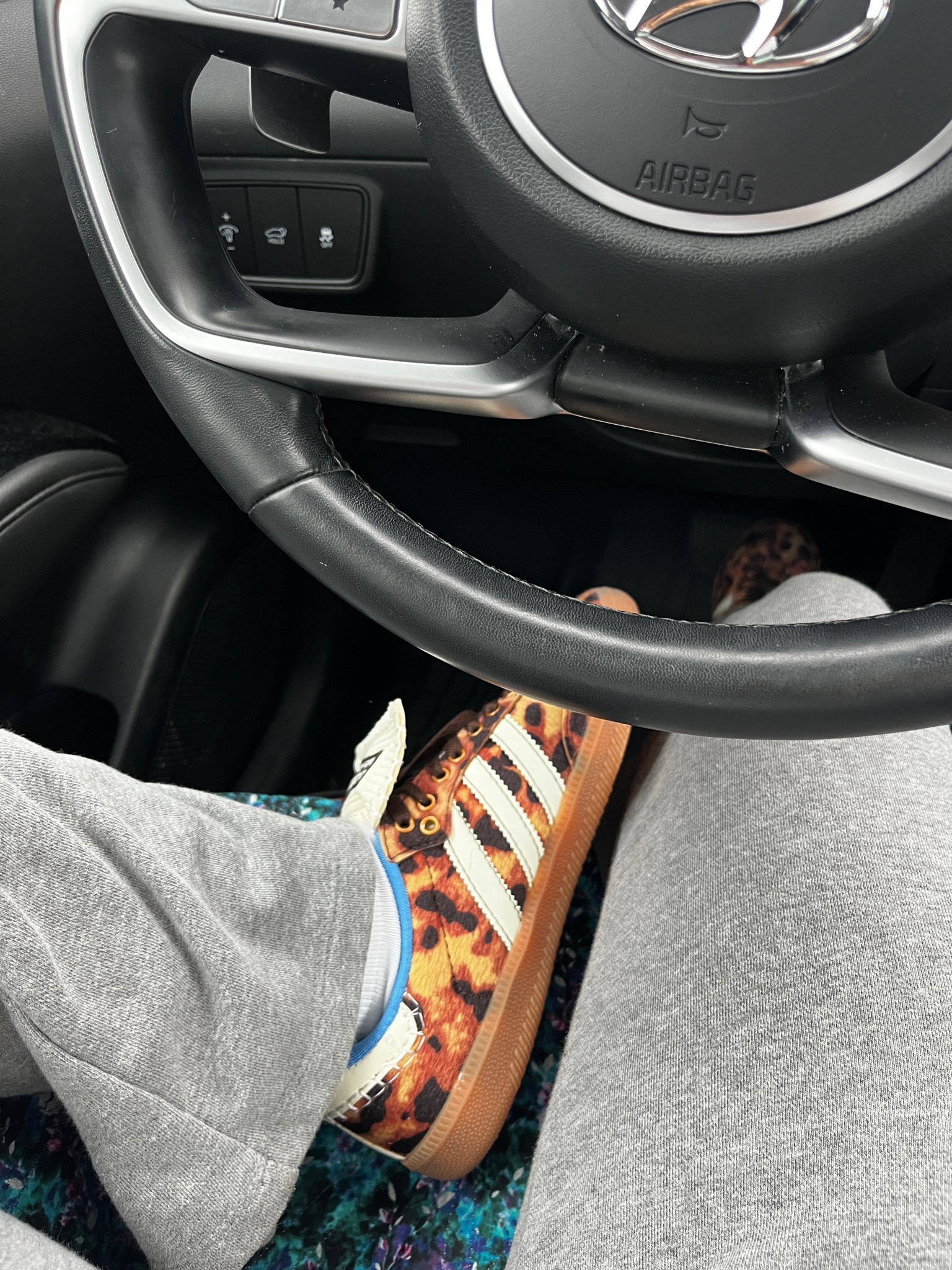 Adidas Gazelle leopard print 🤎🤍💙 
