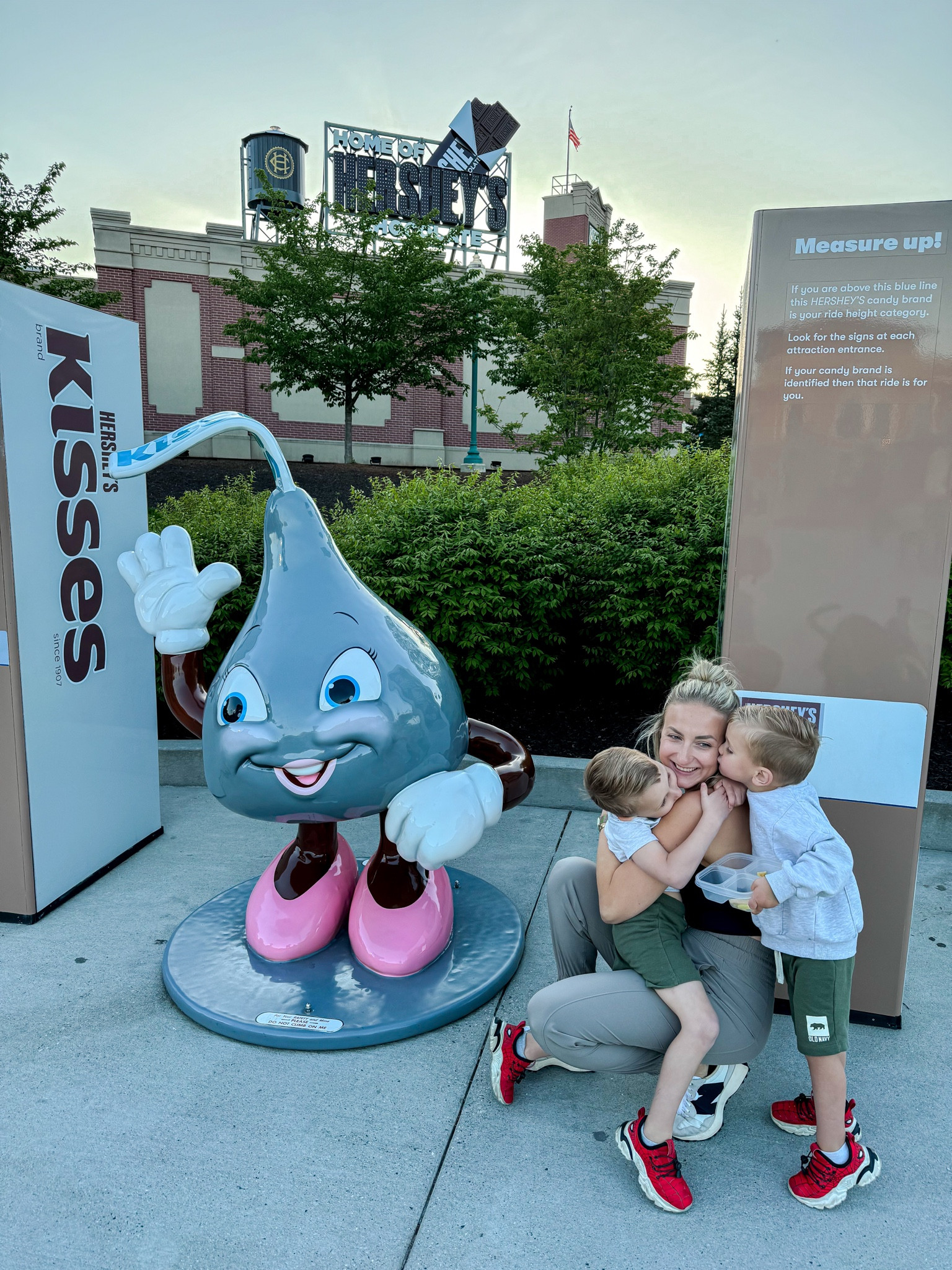 It’s feeling more and more like summer every day! And we are Hershey park happy! 

A couple repeat items in here you may recognize.. the snack tray 👀😂 and my fave sneakers 👟♥️ 

Also, these pants are fab! They are great for all things active. They are light weight, flattering, slimming, stretchy and look pulled together all at the same time! 

I am wearing a small in the pants (TTS), a medium in the tank with a built in bra (TTS for their active wear), and a size 8 in the sneakers (half size up)!

♥️☀️

#LTKActive #LTKfamily #LTKstyletip