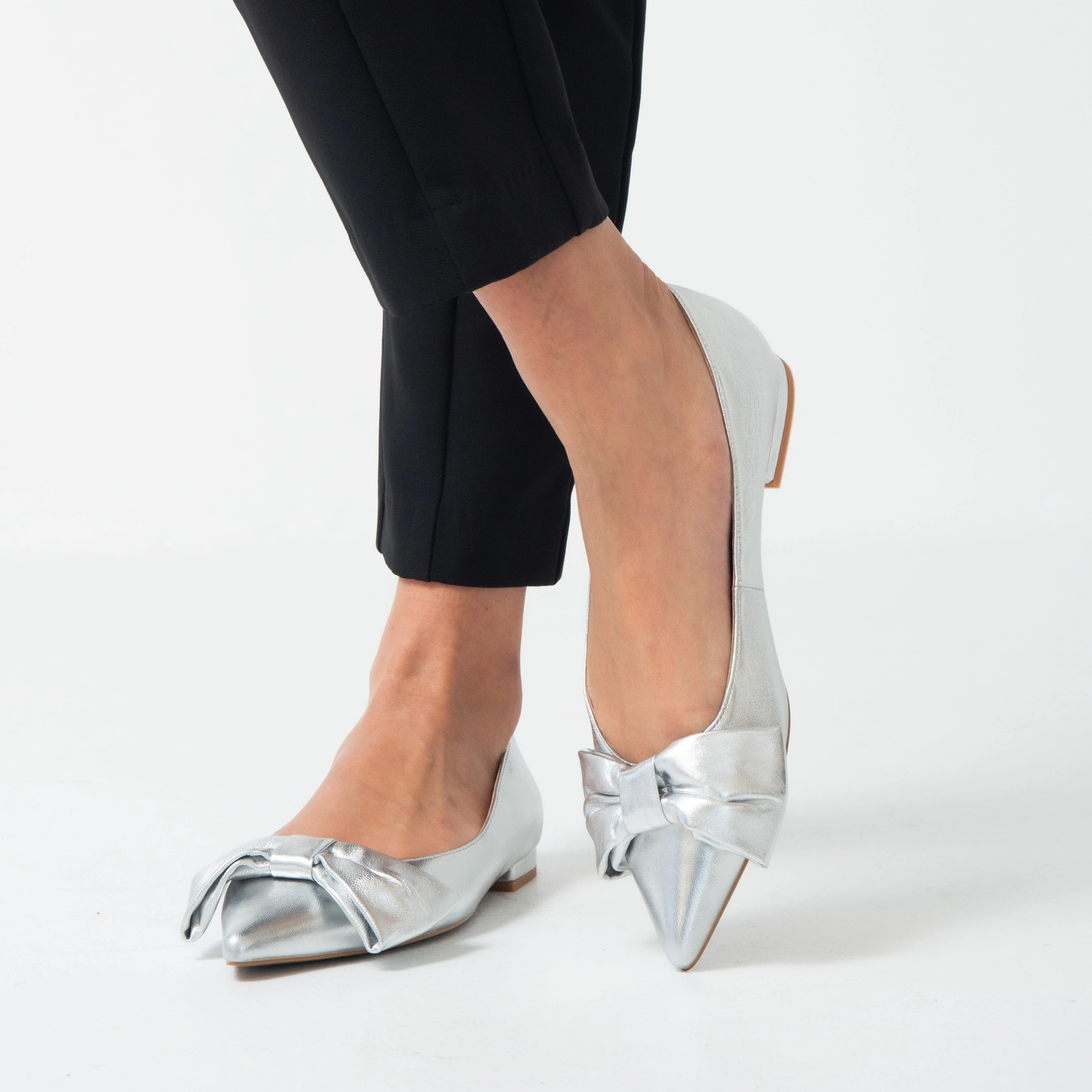 Cecelia New York-Brie bow pointed ballet leather bow flat silver | Cecelia New York
