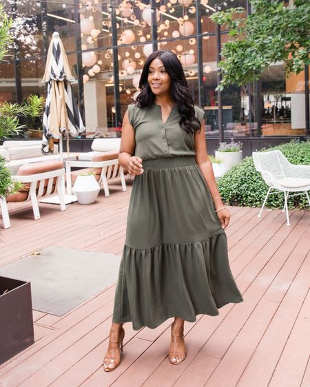 Olive green, my go-to hue! 🌿 This stunning maxi from @gibsonlook is an absolute dream for the sunny days ahead. Light, flowy, and simply gorgeous! 💚 What captures your heart more - a fabulous dress like this or mixing and matching with tops and bottoms? Let's talk fashion! ✨ #GibsonLook #SummerStyle #MaxiLove