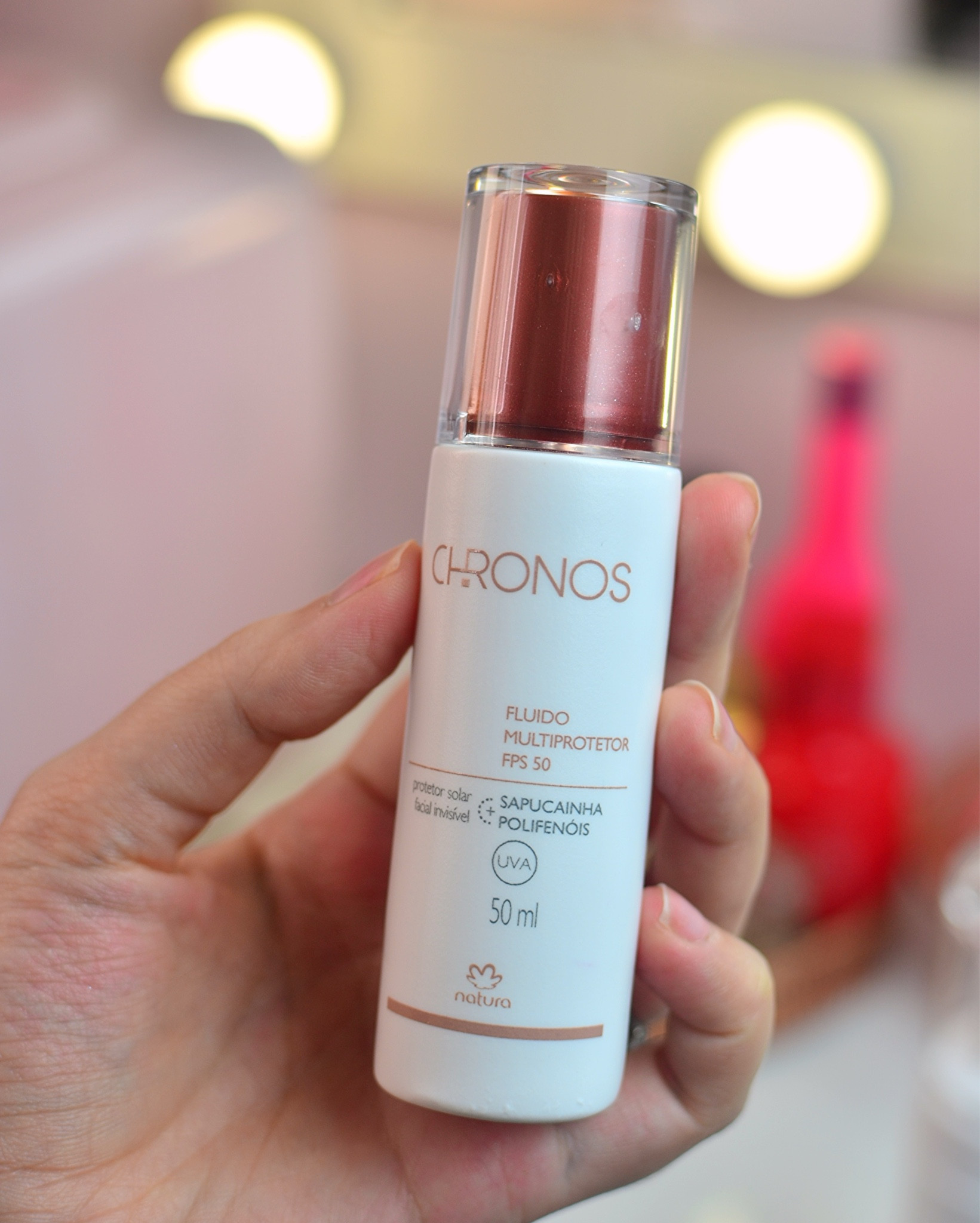 Fluido Multiprotetor Natura Chronos: É a versão de protetor solar facial da linha Chronos, possui FPS 50 e proteção UVA/UVB, toque macio e textura fluida, e apesar de parecer ter cor, seu pigmento some conforme espalhamos o produto sem adicionar pigmentação a pele, portanto, não vai esbranquiçar. Seu acabamento é hidratante, mas na medida certa, do tipo que não vai pesar em peles mais oleosas e vai manter a hidratação de peles mais secas. Ele possui sapucainha, que ajuda a evitar formação de rugas, e óleo essencial de gengibre 100% natural que age como um excelente antioxidante, reduzindo os danos causados nas células da nossa pele, além de estimular a barreira proteção natural dela.

E um ponto legal a destacar neste produto é, que apesar dele não esbranquiçar ou adicionar cor e pigmento a pele, ele traz uma luminosidade e uniformização que deixa a pele com um aspecto lindo, um brilho natural, de pele viçosa, hidratada.

#NaturaChronos 

#LTKbeauty #LTKbrasil