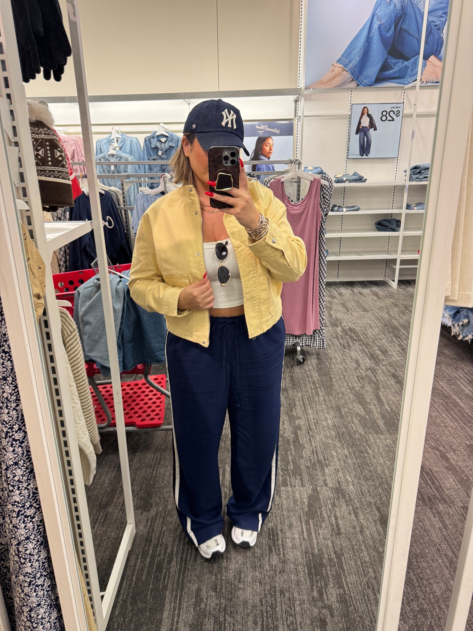 Pants xl long 
Tank L 
Jacket L 