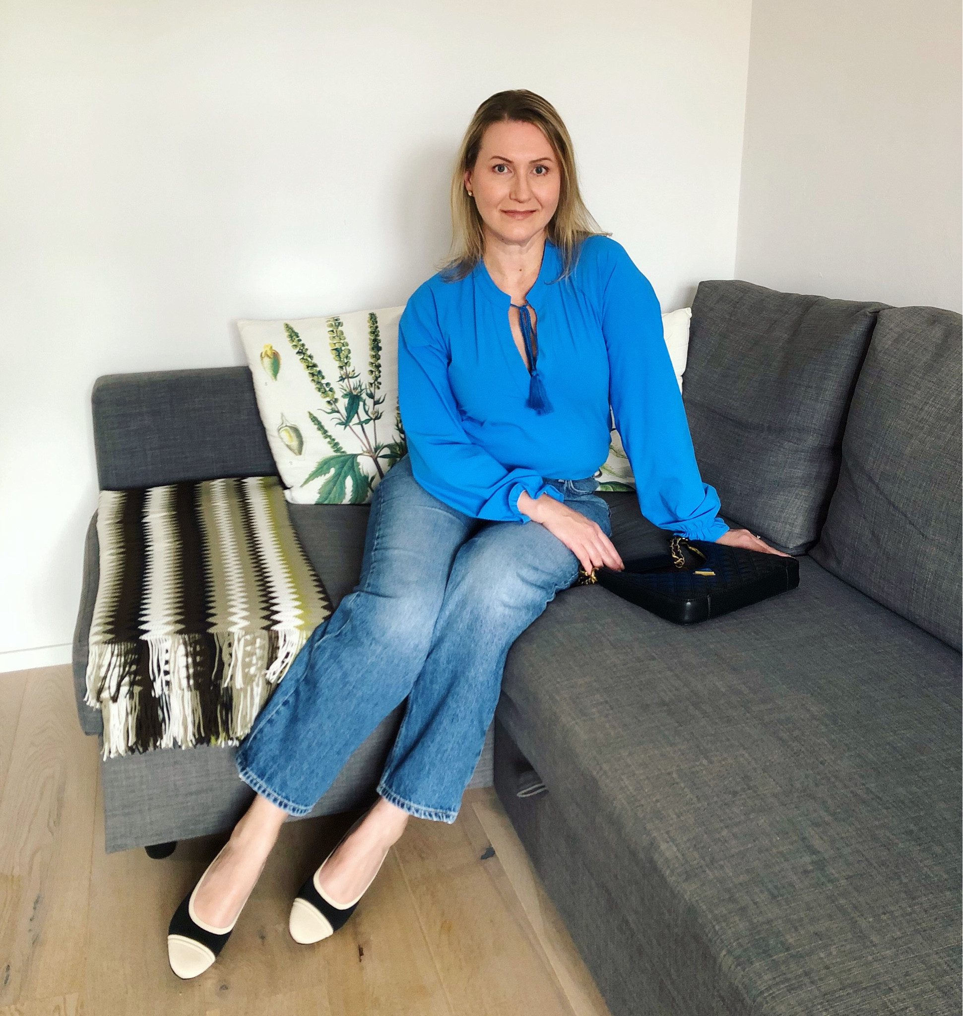 Perfect accessories for work:

✨ Two-toned chic, yet super comfy, ballerina with block heel 🥿 “Julie” by Vivaia. I’m wearing a 37. 

✨ Quilted lady-like shoulder bag “Giully” by Guess at About You NL 👜

#ltkmidsize #ltkover40 #ltkworkwear 
Moderate heel, comfortable heel, knitted ballerina, running heel, elegant shoe, feminine look, chic bag, affordable elegance, attainable style, chic for less

#LTKstyletip #LTKitbag #LTKshoecrush