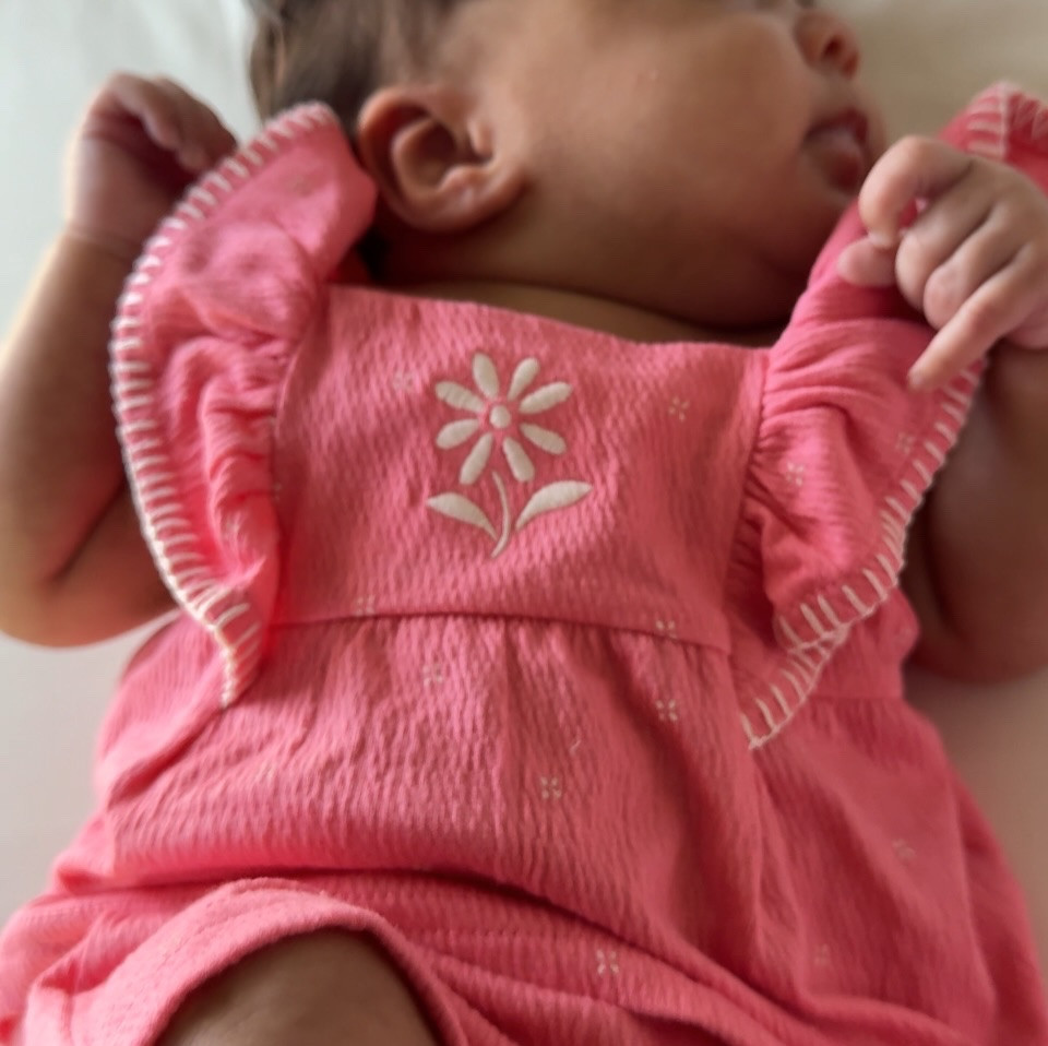 1st Summer loading 🌞

Styling in @carters 2pc from @target

#newborn #carters #newbornmodel #babygirl #targetbaby