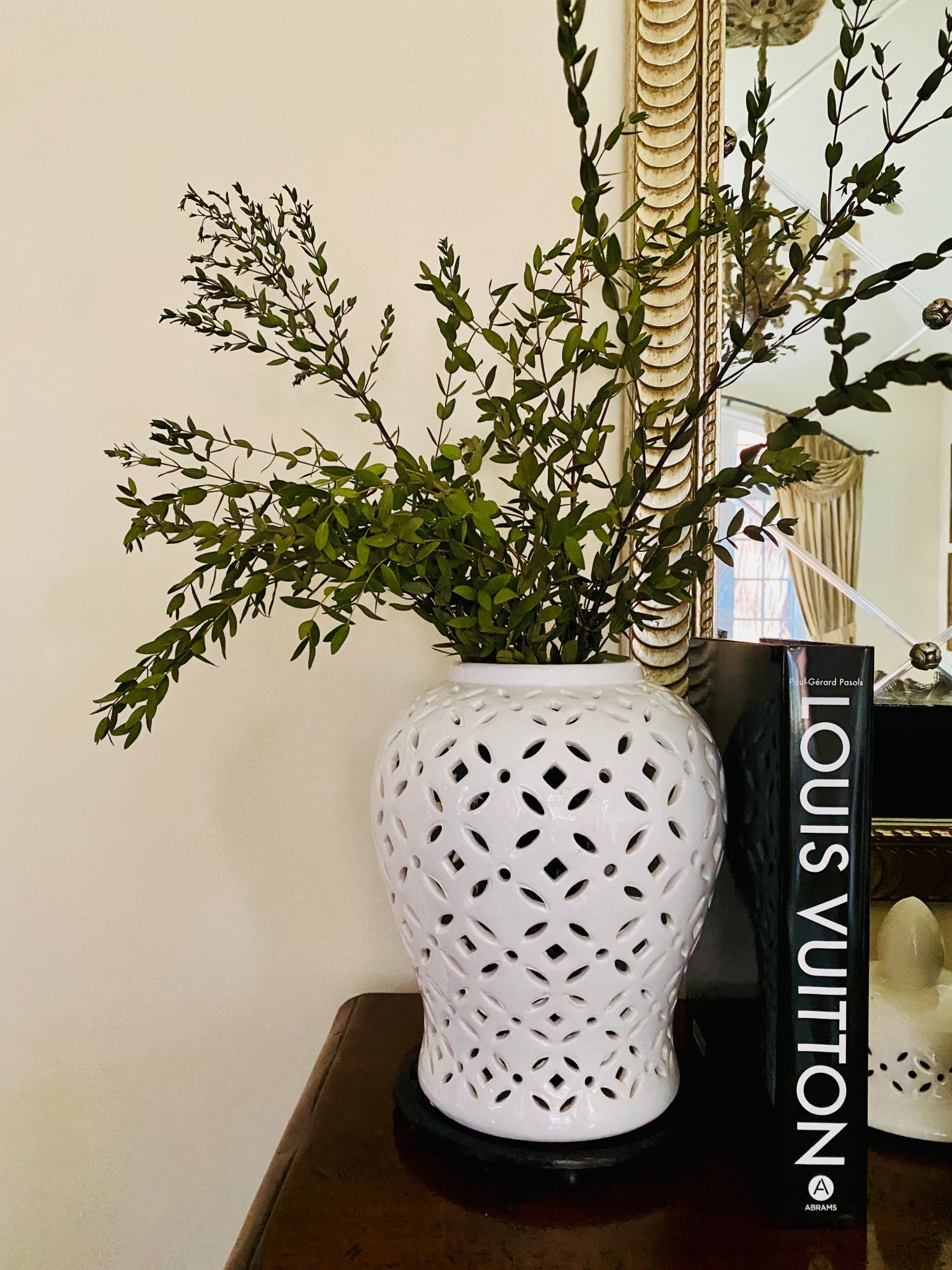 Winter Refresh 💡

Ginger jar / eucalyptus / coffee table book / Louis Vuitton/ centerpiece / home decor 



#LTKHome #LTKSeasonal #LTKSaleAlert