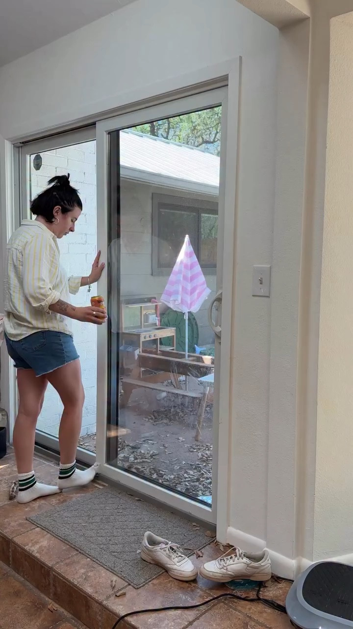 A perfect day to clean the patio and a perfect day to crack open a peach pinaepple #bloompop 🍑🍍☀️ @bloomsupps 

#giftedbybloom #asmrsounds #asmrcleaning #cleanwithme