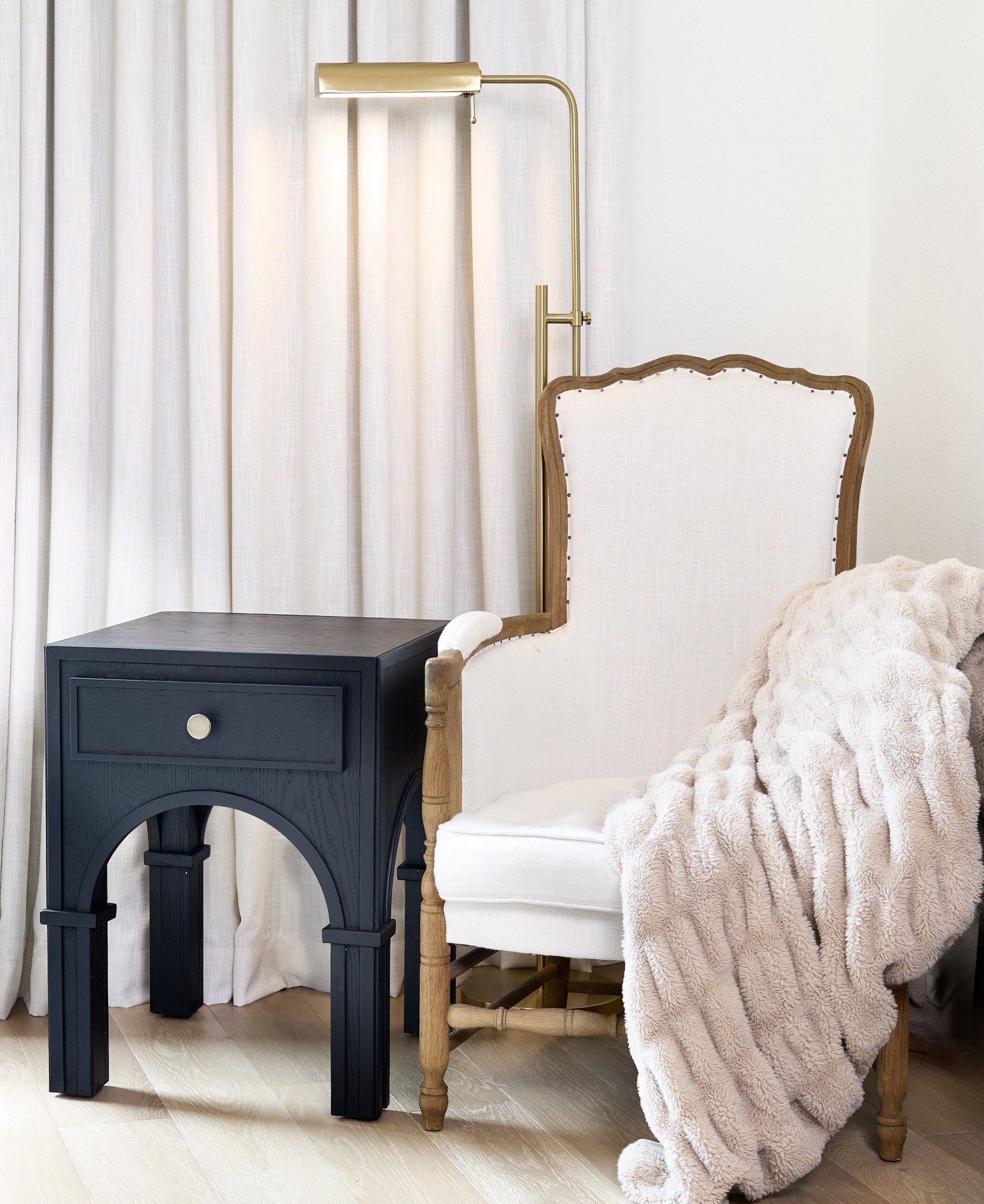 How I styled this bedroom corner…

A cozy chair and throw blanket.

Bedroom
Accent table
Hernest

#LTKHome