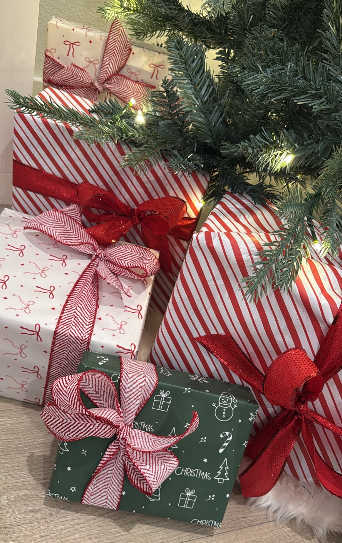 Classic Christmas wrapping paper 😍 #christmas #christmaswrappingpaper 

#LTKHoliday #LTKFindsUnder50