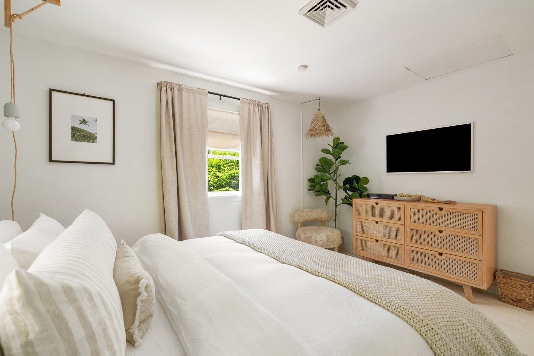 Make the bed … neutral, with a whole lot of textures. 

#bedroom #neutraldecor #modernhome #homestyling #interiordesign #cozybedroom #homefinds

#LTKHome