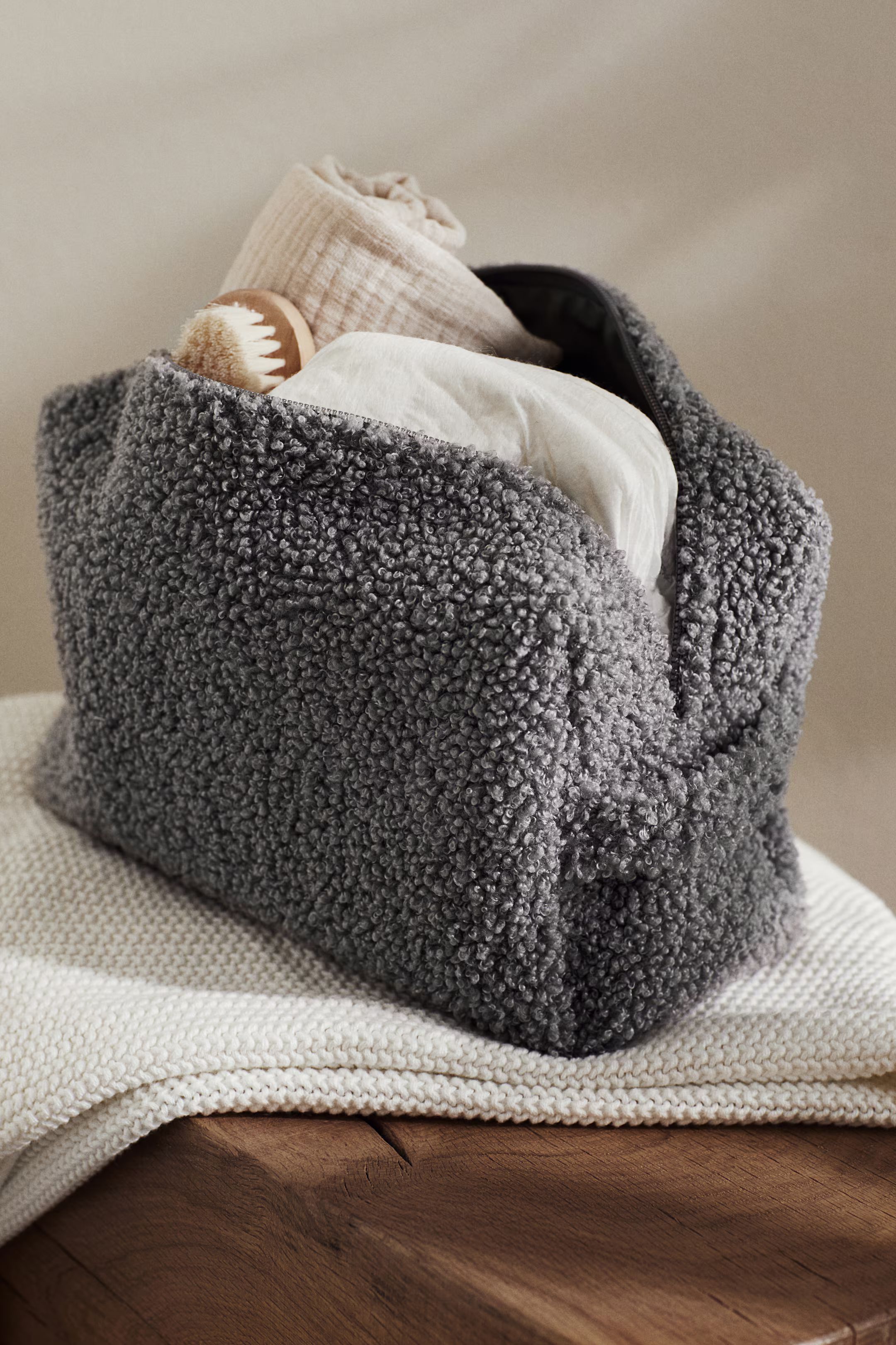 Wickeltasche aus Teddyfleece | H&M (DE, AT, CH, NL, FI)