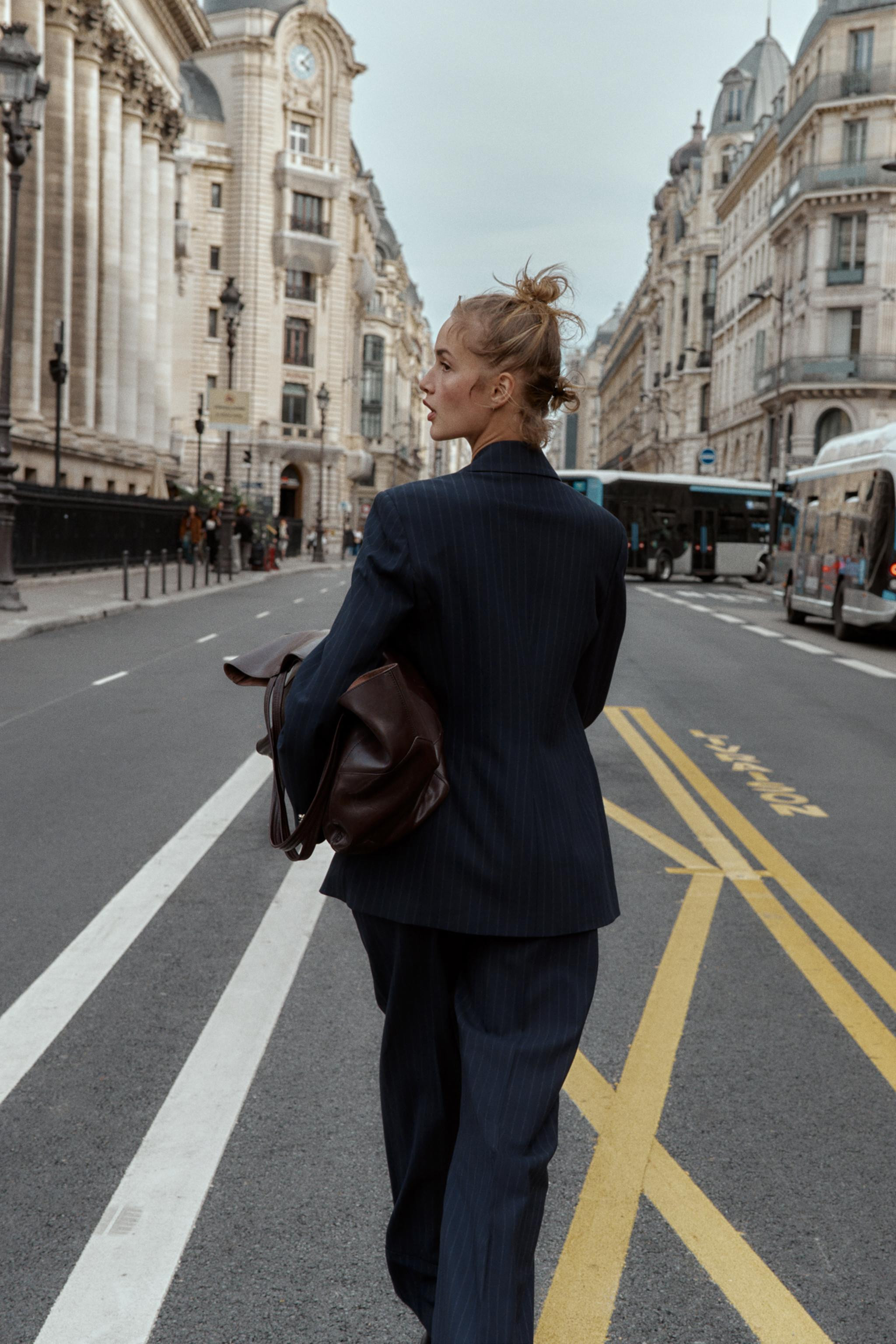 Figursydd kavaj med krage med slag. Långärmad med axelvaddar. Framfickor med lock. Knäppning f... | Zara US