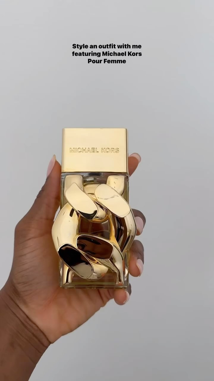 Discover elegance in a bottle! @michaelkors Pour Femme. Soft, sensual, and unforgettable ✨
Get yours at @macys 

Notes: mandarin, jasmine, rose, patchouli leaves 

#michaelkors #michaelkorsparfum #michaelkorspourfemme #essenseofstyle #AD