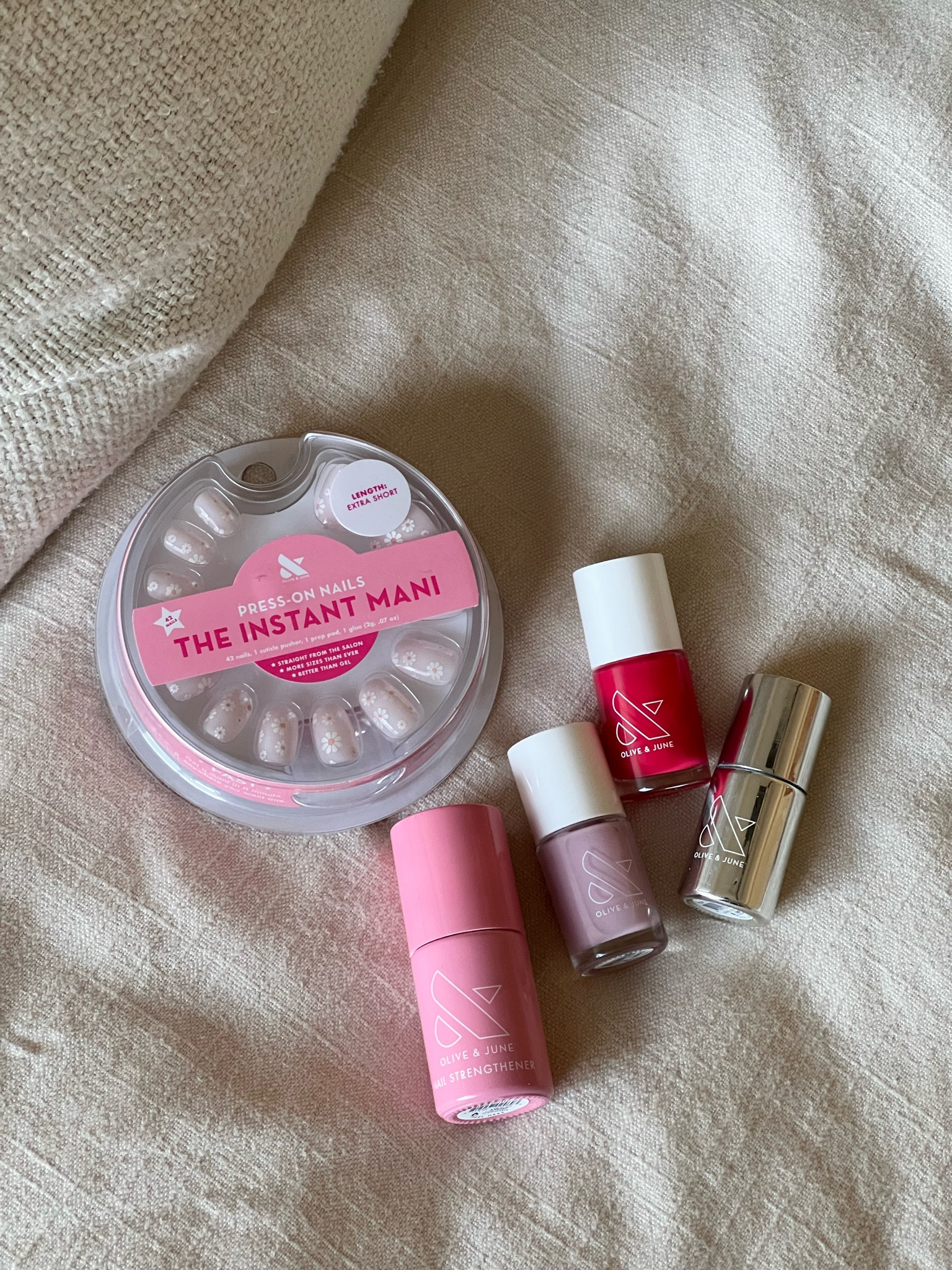 #ad An easy, salon-like quality, and long lasting manicure by @oliveandjune 💅🏼 Benefits include: gel-quality polish, round brush perfectly fans over nails for easy application, and full opaque coverage in 2-3 coats. 