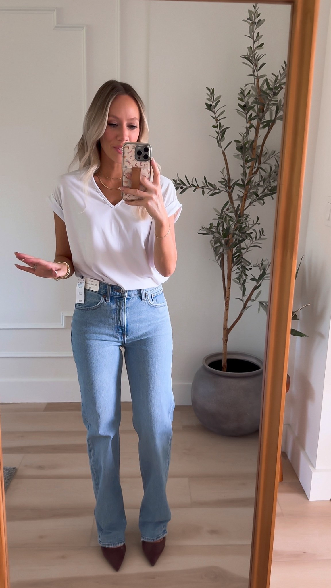 Abercrombie 90’s high rise relaxed jean. Wearing size 24L. 5’3” for Reference. Medium crease is the color. 

Wide leg jeans, straight leg jeans, Abercrombie pants, fall jeans, fall trends 

#LTKSaleAlert #LTKPetite #LTKFindsUnder100