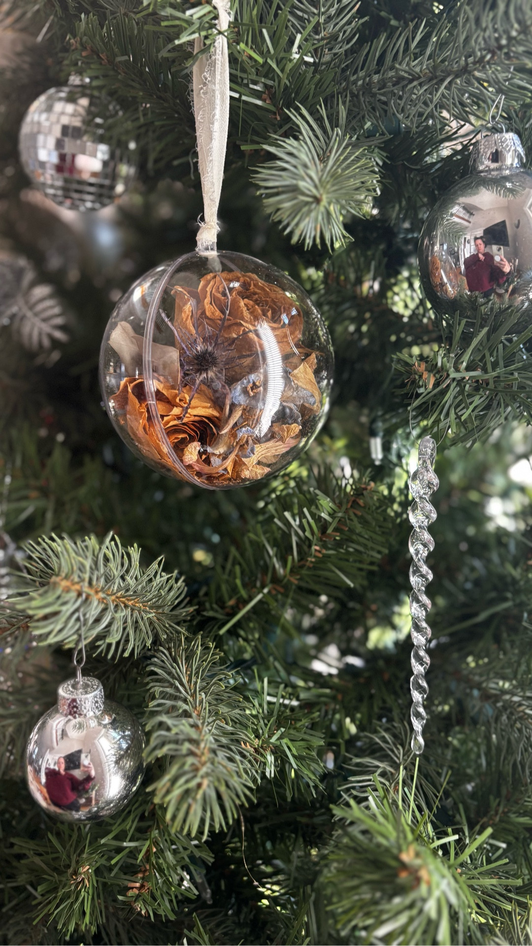 A little piece of our wedding day… on our Christmas tree forever 🤍✨
If you still have your bouquet (or even a single dried flower) — this is your sign to turn it into a keepsake ornament! Didn’t keep yours? That’s okay — I used flowers from our 5-year anniversary bouquet too, and now I plan to make one every five years 🥹💐

Save this idea for later + send it to a bride who would love this! 🤍

#christmascrafts #bridetobride #christmashomedecor