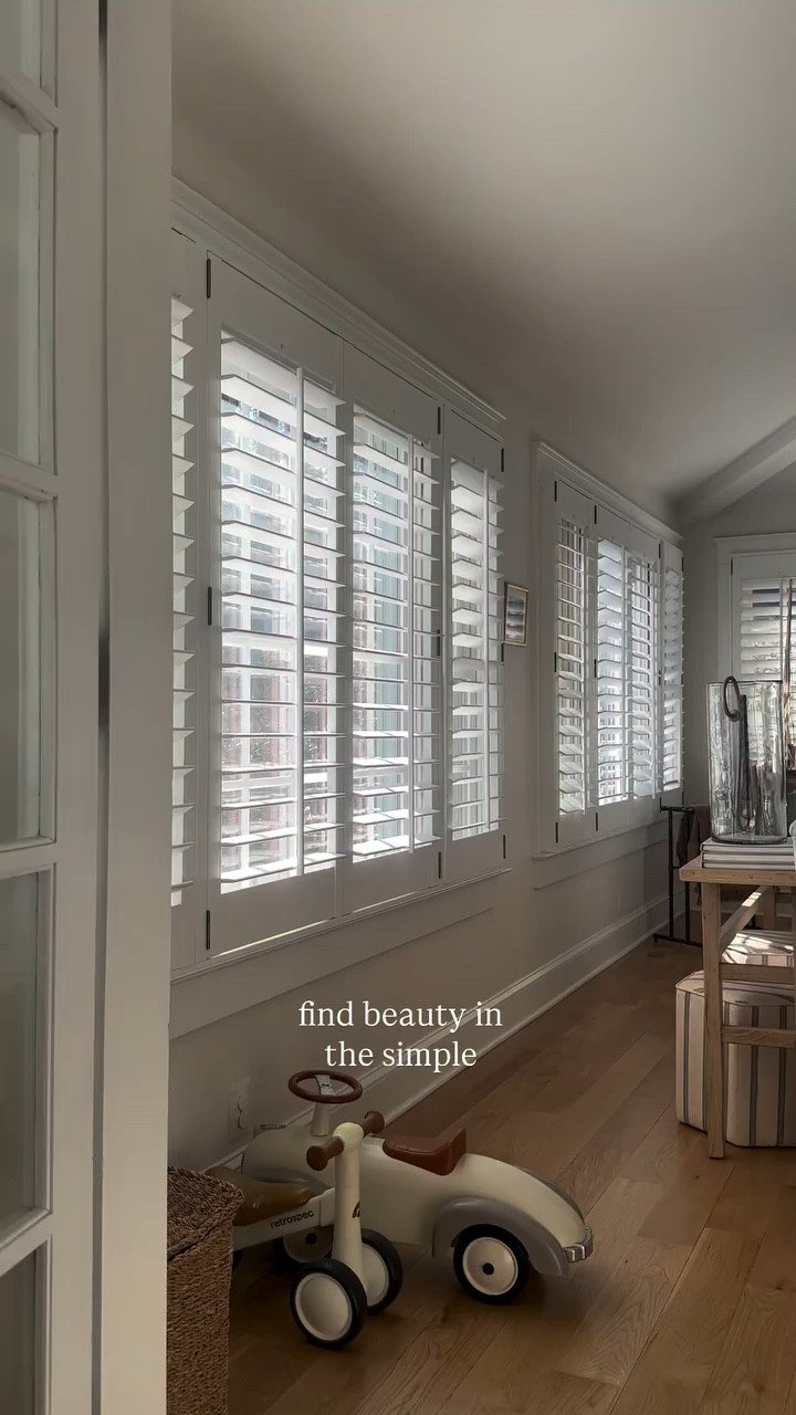 Those corners where the afternoon light pours in ✨ See something you like? You can shop from your messages! Simply comment SHOP for a note from me 

#neutralhomedecor #neutralhomelove #sofatable #classichomedecor #traditionalhome